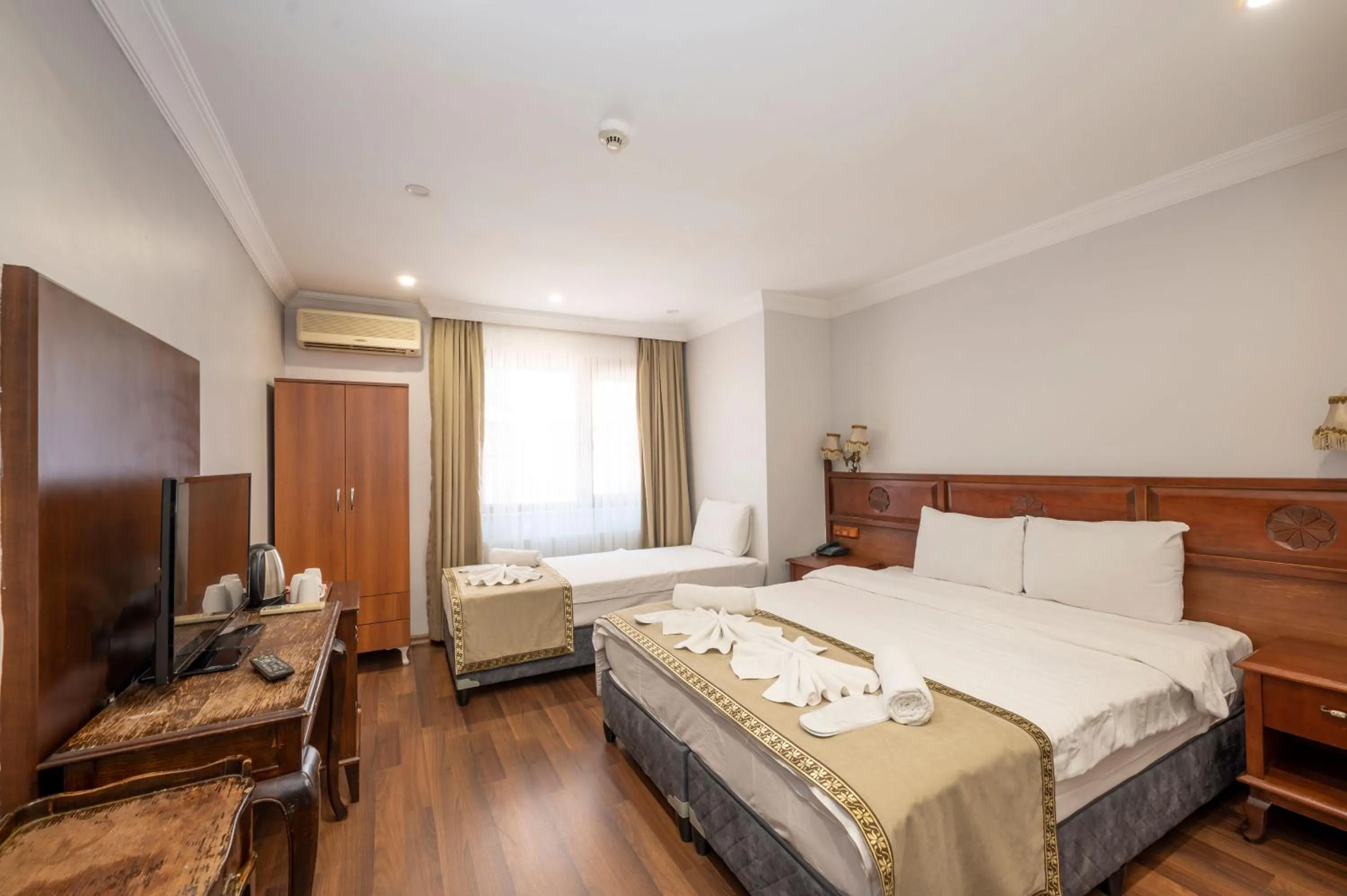 Photo of the whole room, Bed in Valdivia Hotel