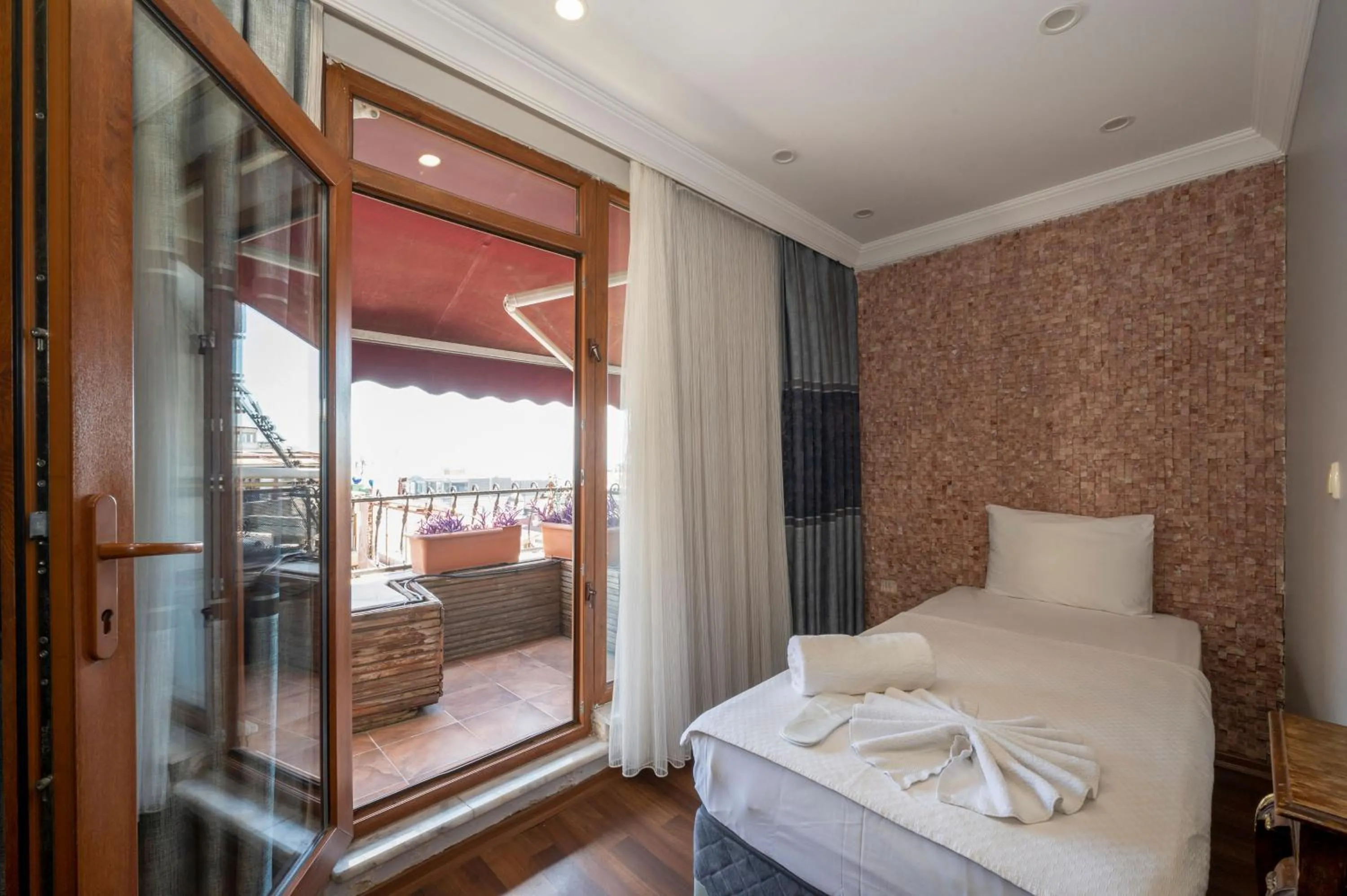 Balcony/Terrace, Bed in Valdivia Hotel