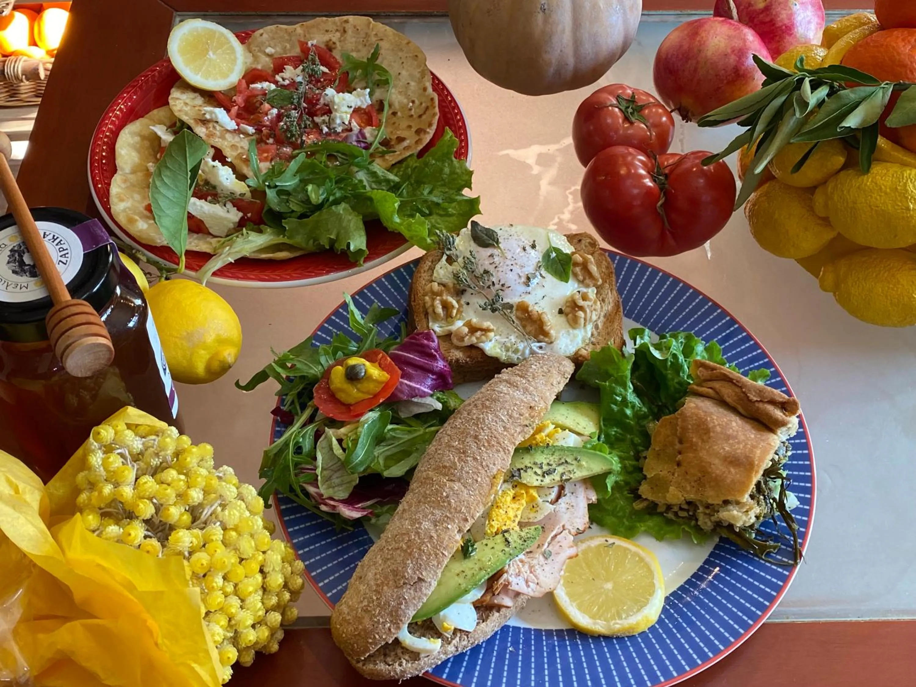 Breakfast in Stratos ArtDeco House
