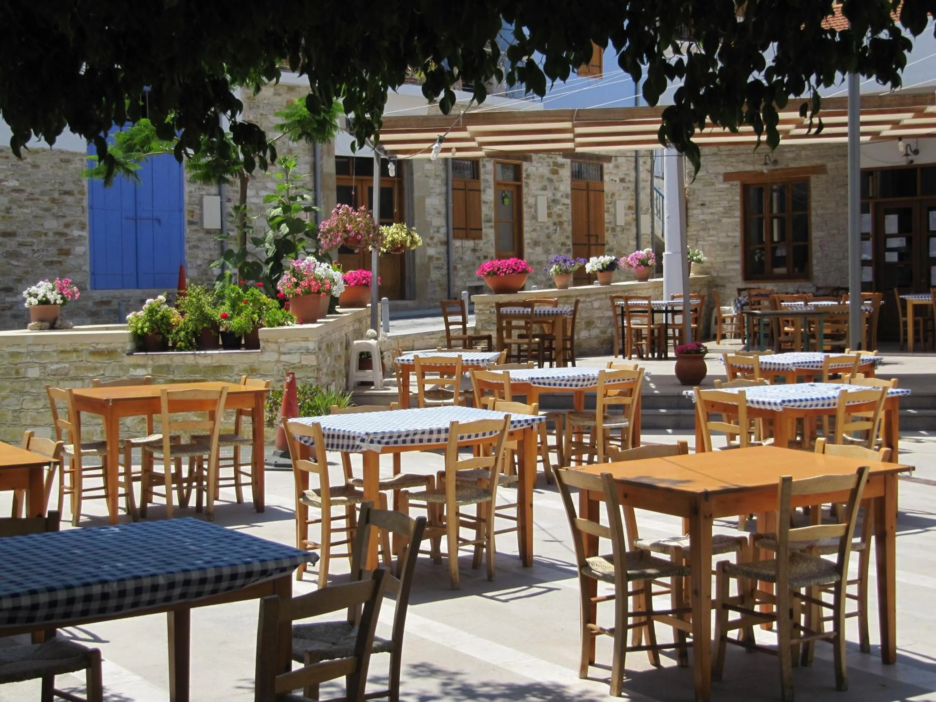 Restaurant/places to eat in Stratos ArtDeco House