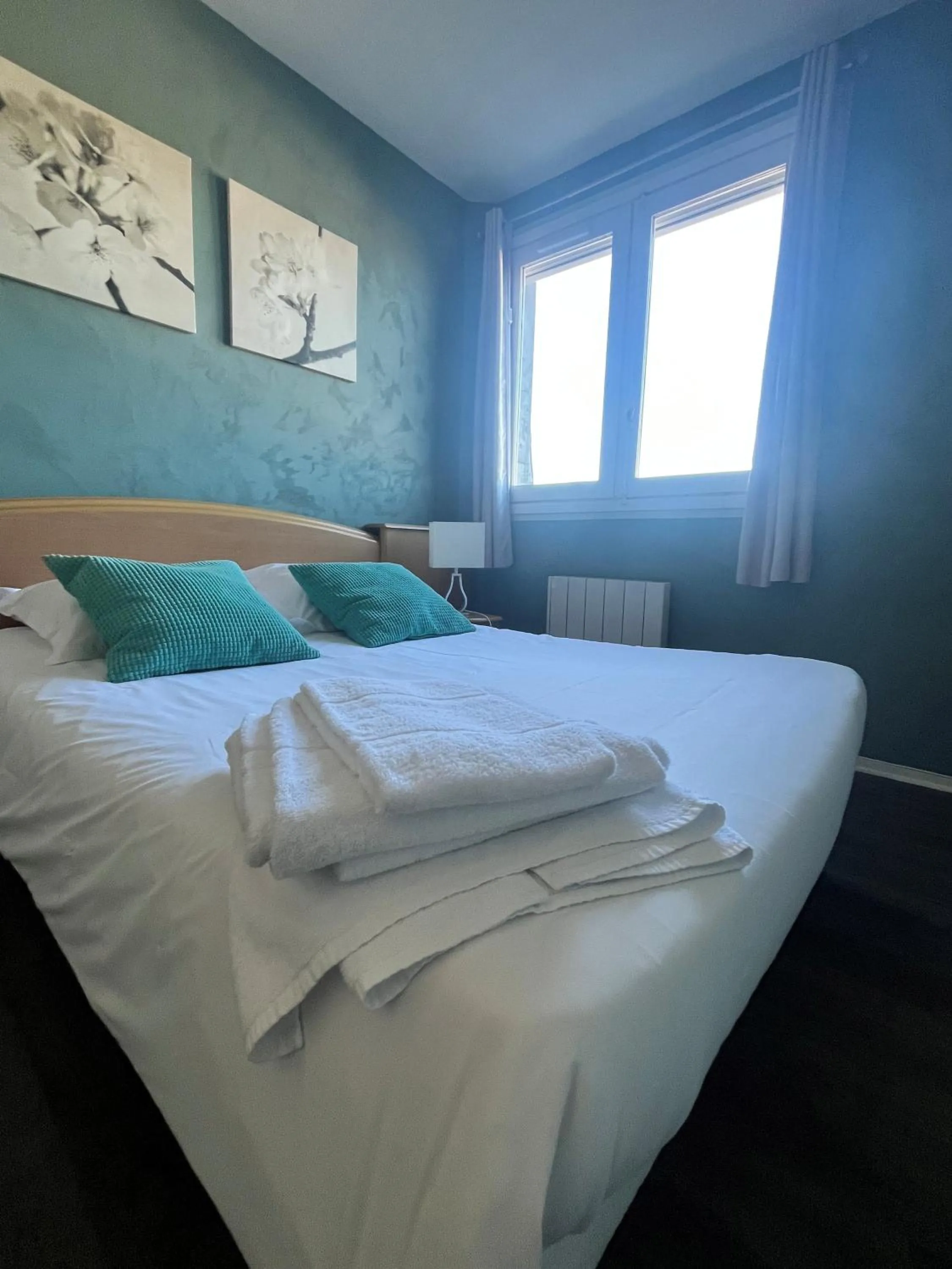 Bed in Hôtel de Bretagne - anciennement Queen Serenity Hotel