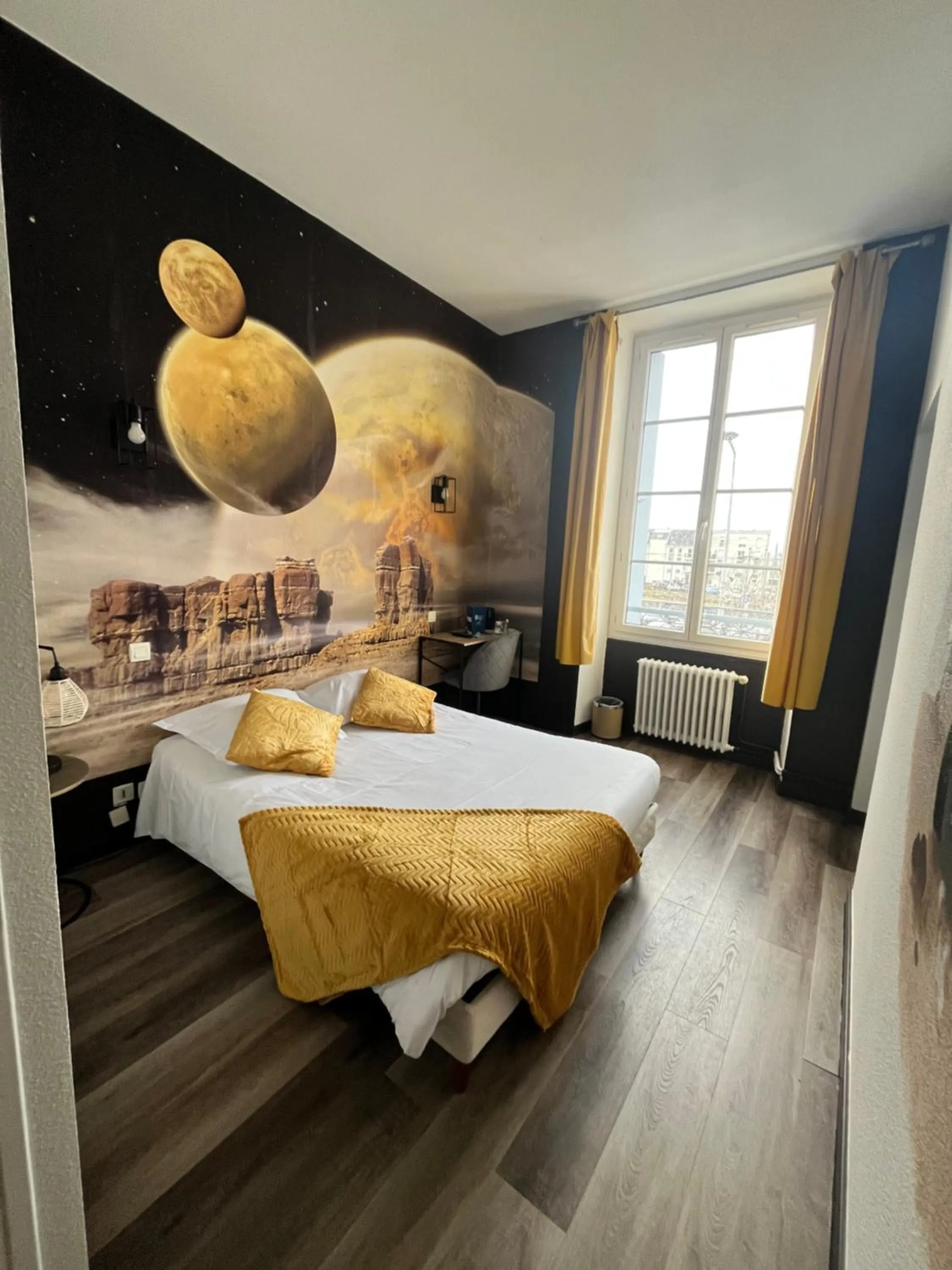 Photo of the whole room, Bed in Hôtel de Bretagne