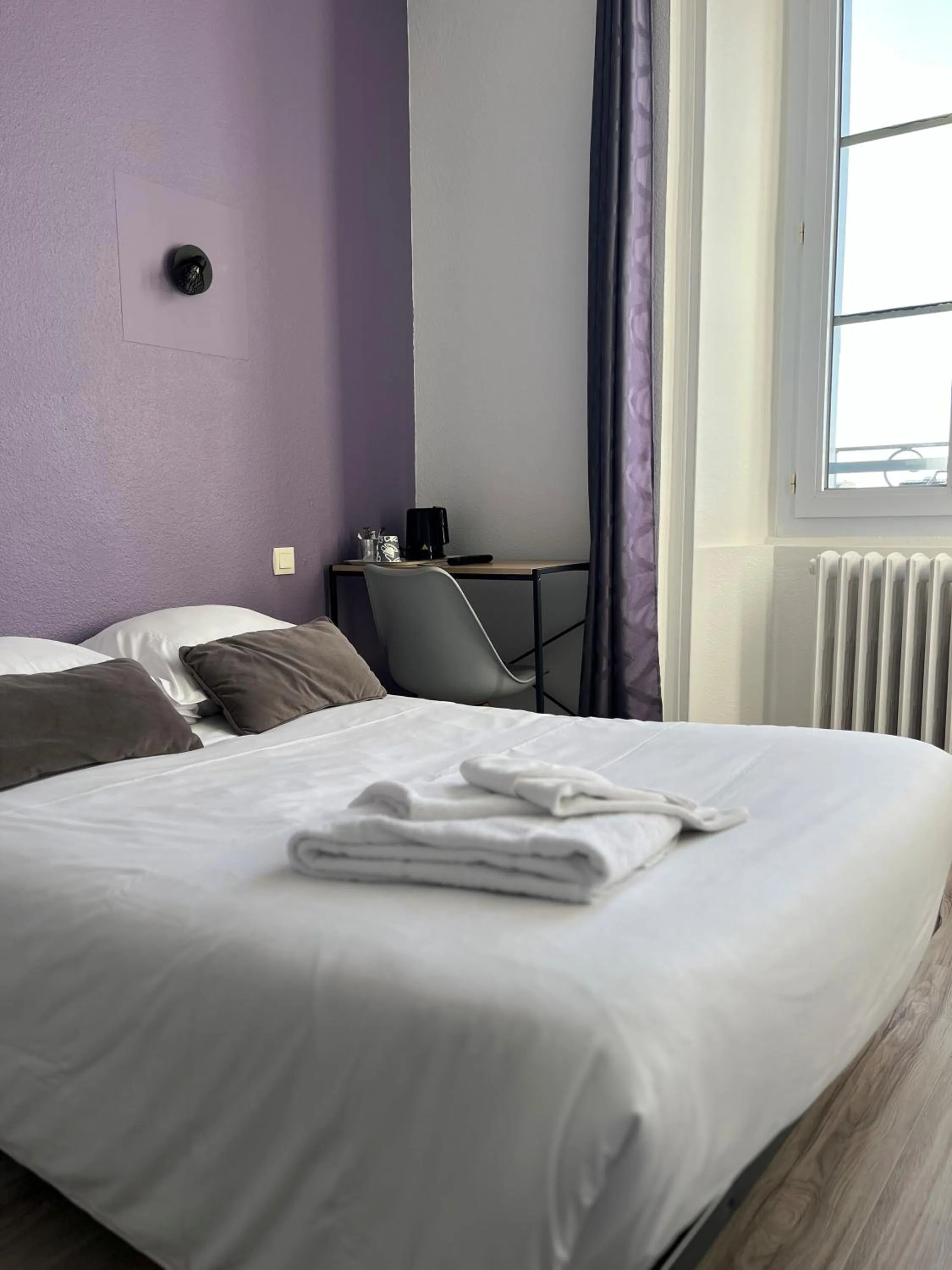 Bed in Hôtel de Bretagne - anciennement Queen Serenity Hotel