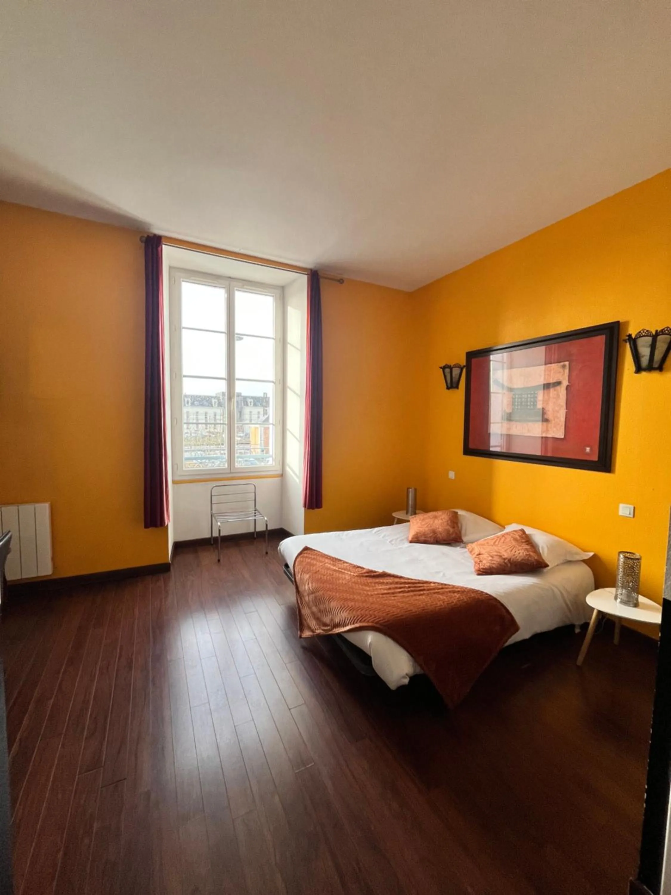 Photo of the whole room, Bed in Hôtel de Bretagne