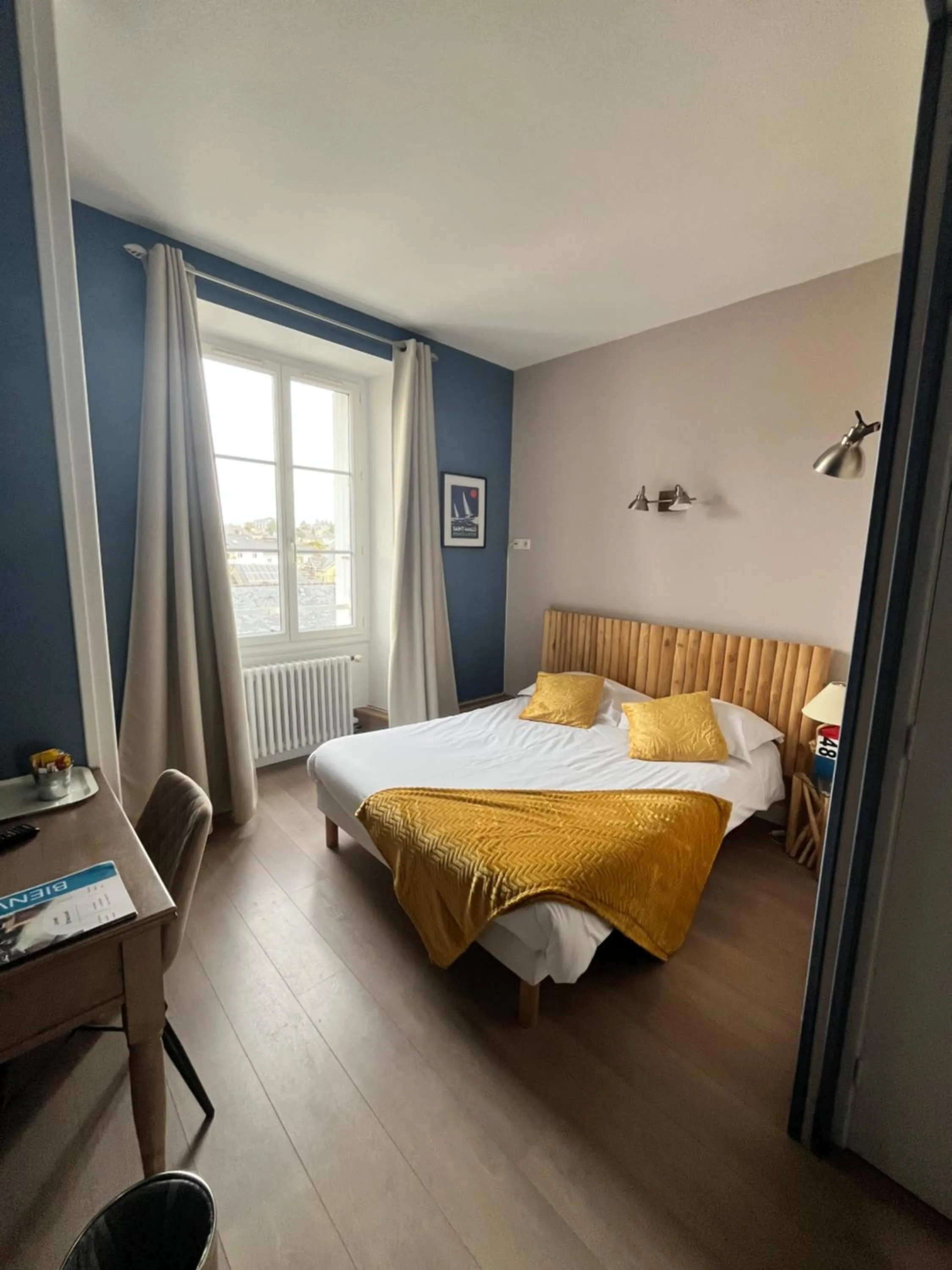 Photo of the whole room, Bed in Hôtel de Bretagne
