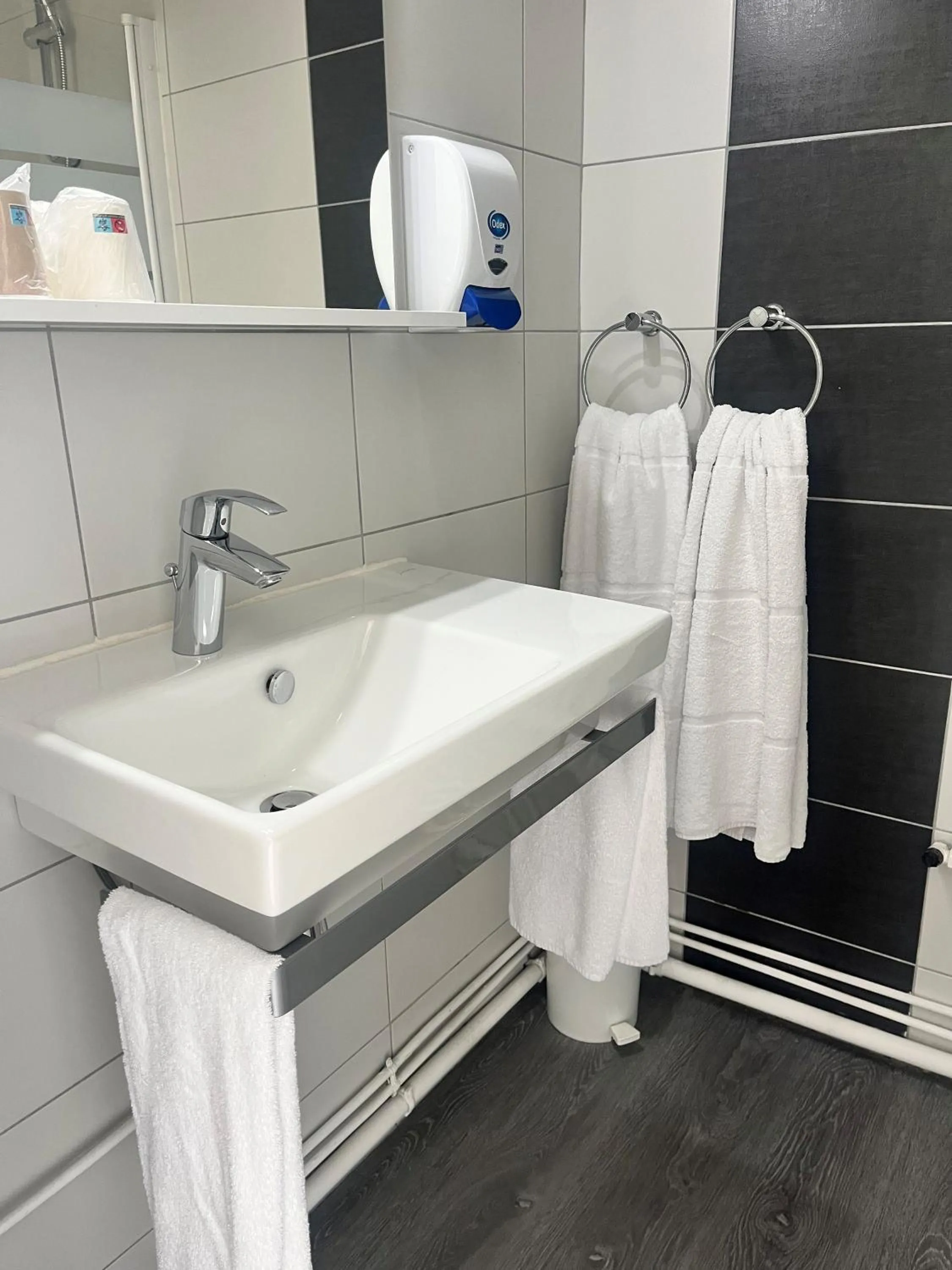 Bathroom in Hôtel de Bretagne