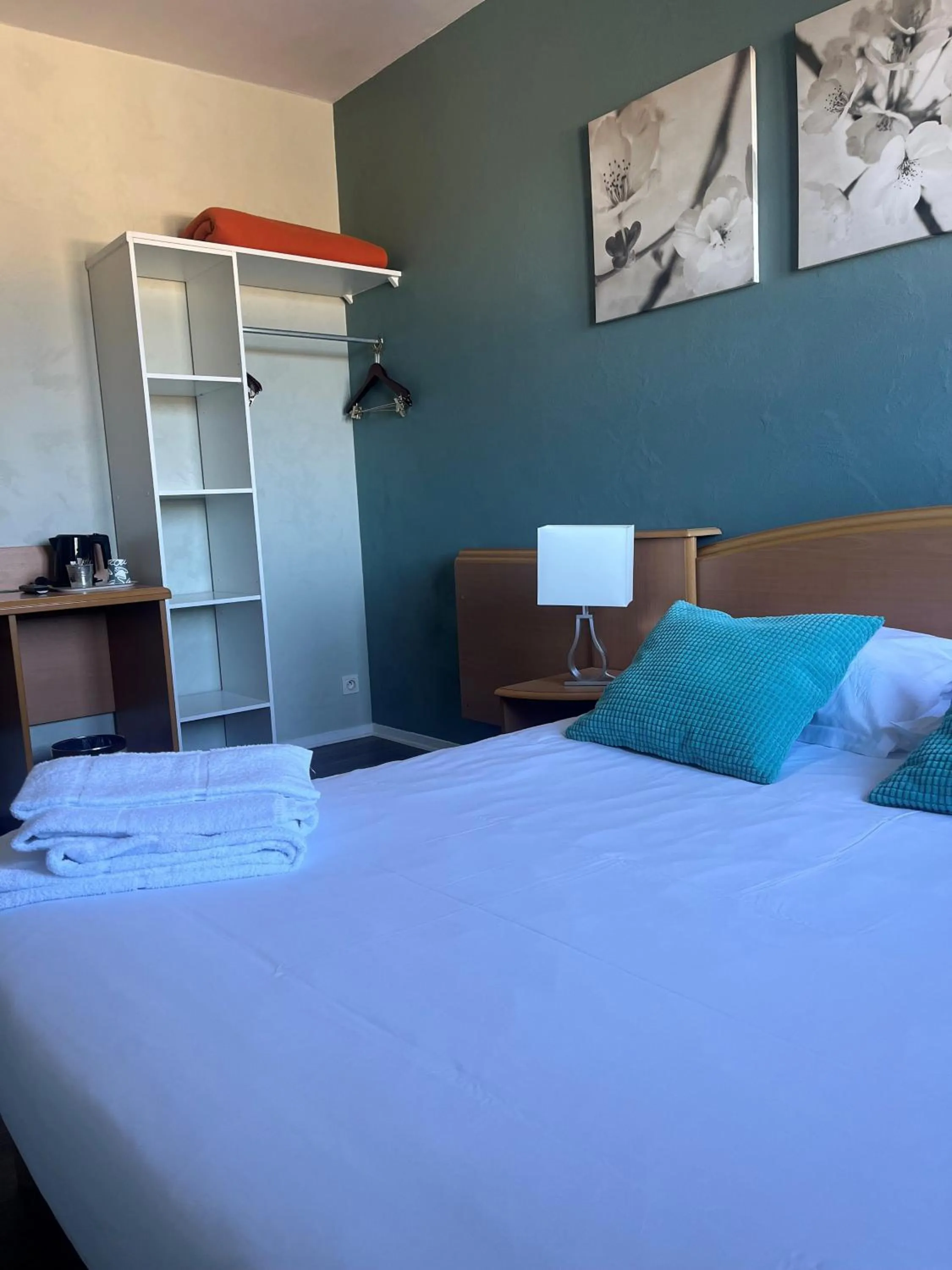 Bed in Hôtel de Bretagne - anciennement Queen Serenity Hotel