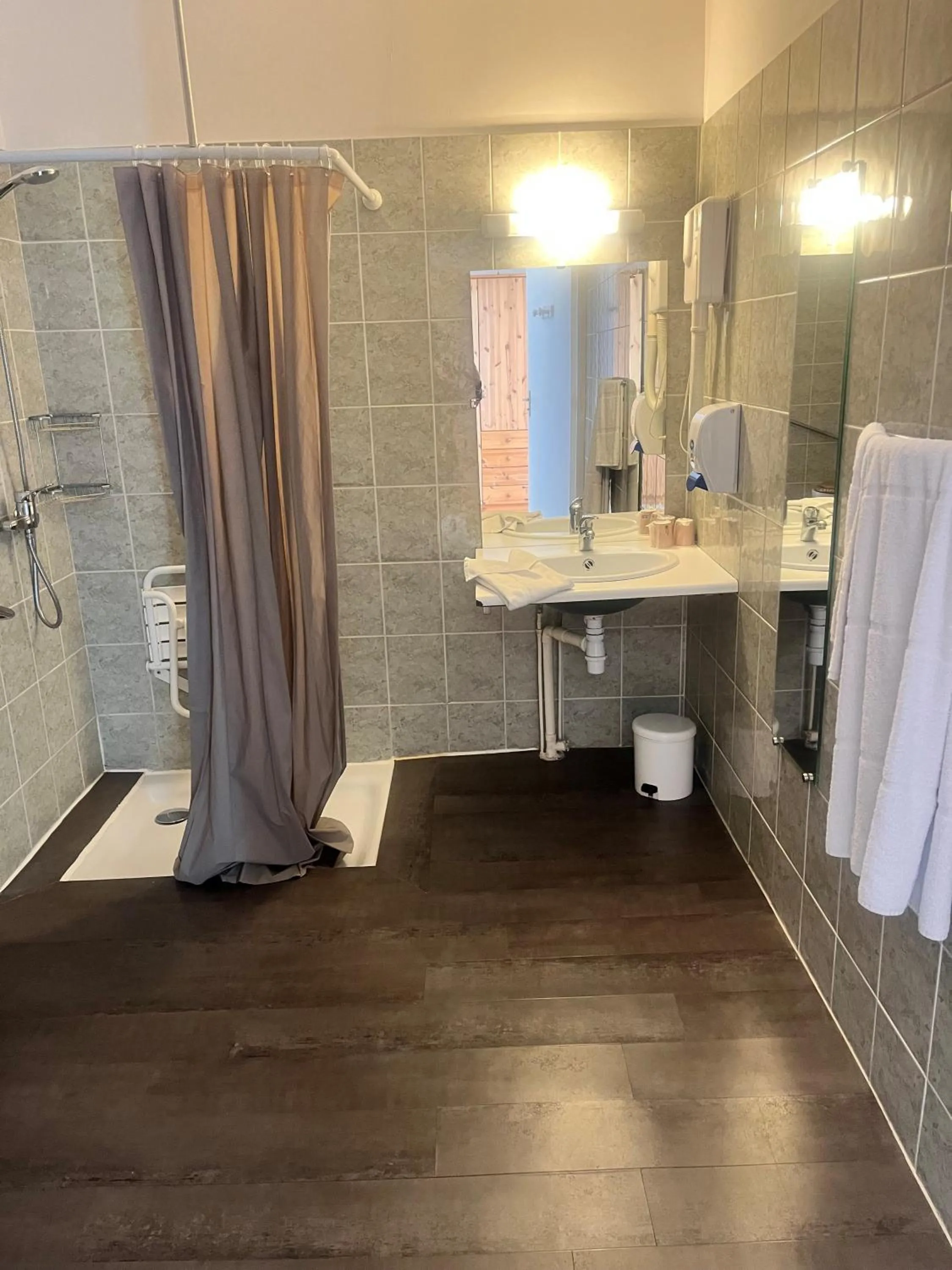 Bathroom in Hôtel de Bretagne