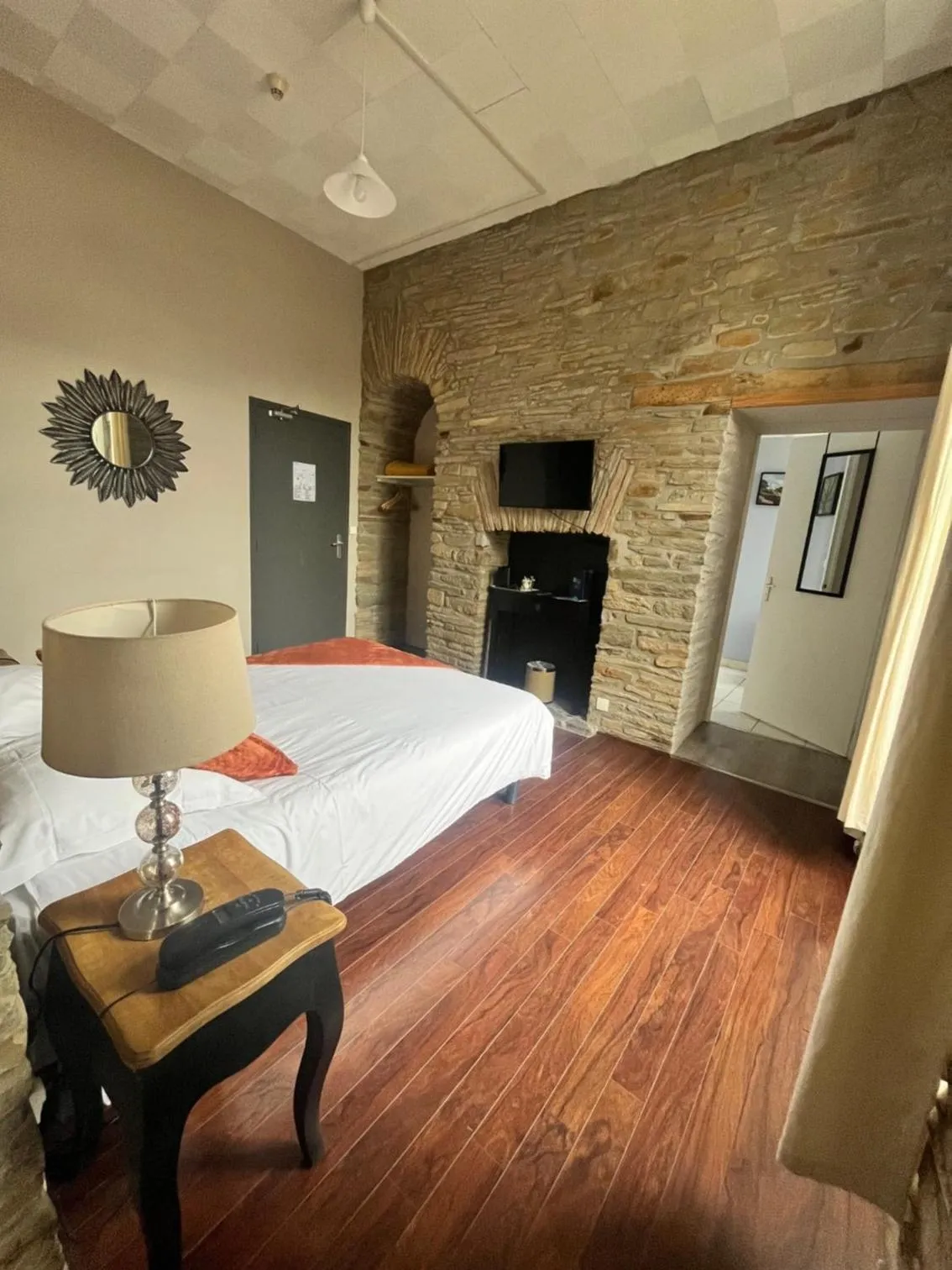 Photo of the whole room, Bed in Hôtel de Bretagne