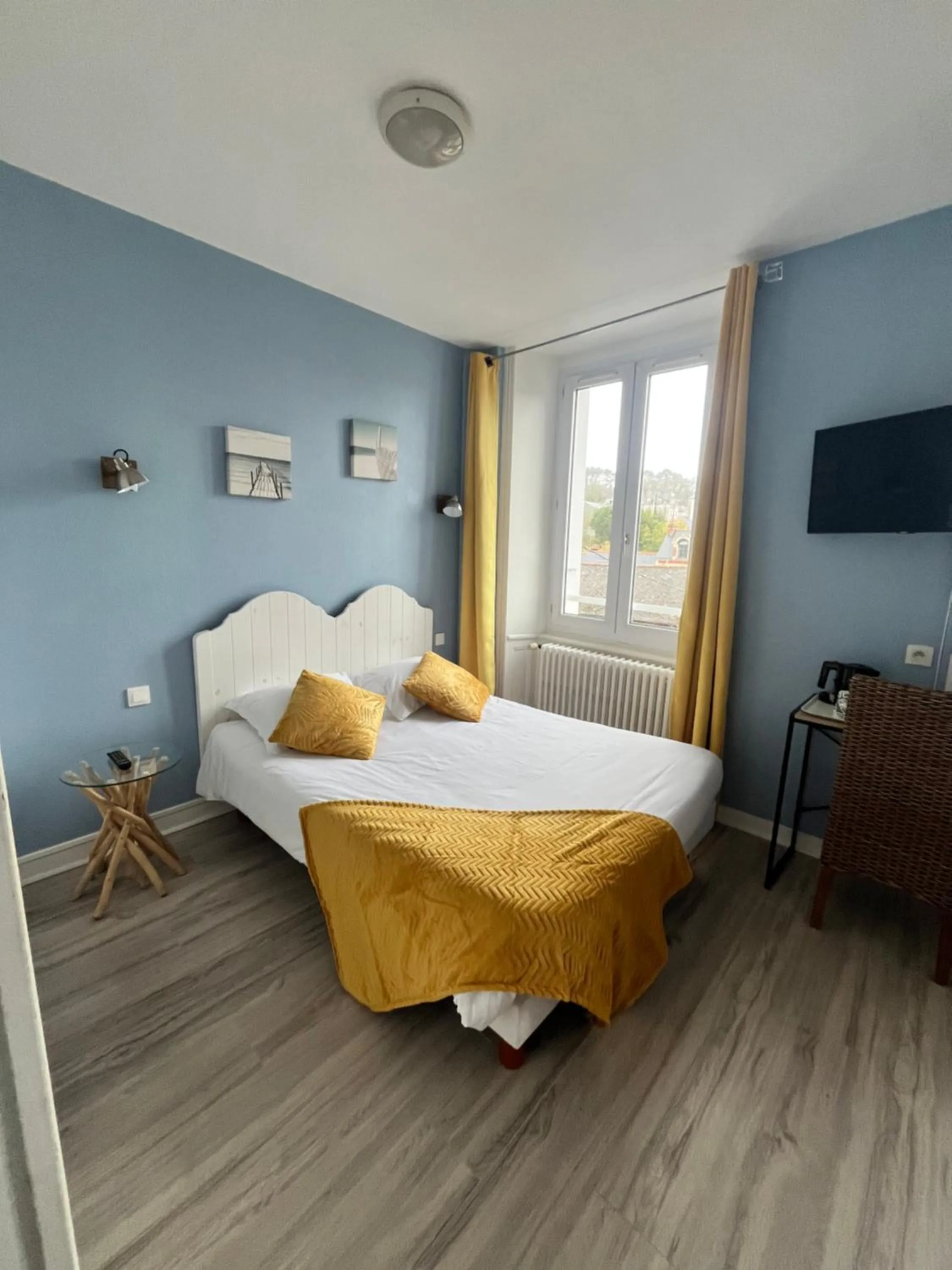 Photo of the whole room, Bed in Hôtel de Bretagne