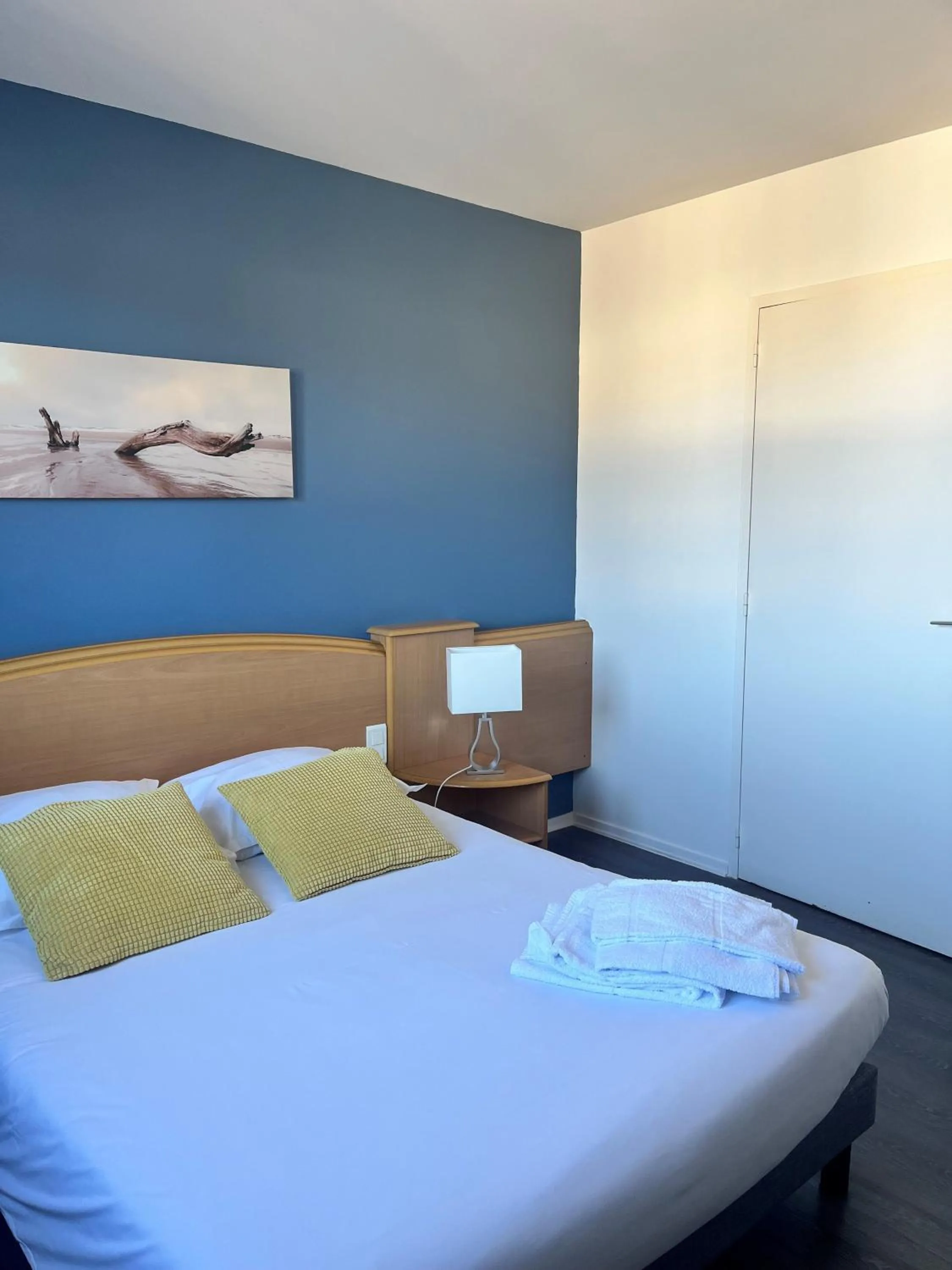 Bed in Hôtel de Bretagne - anciennement Queen Serenity Hotel