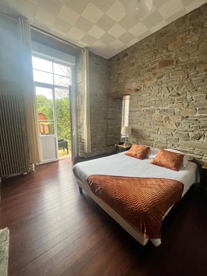 Photo of the whole room, Bed in Hôtel de Bretagne