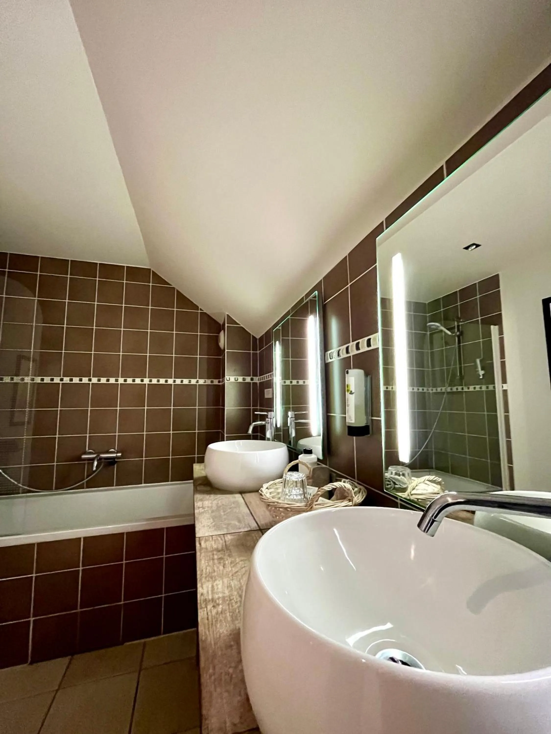 Bathroom in Logis Hôtel De La Chapelle