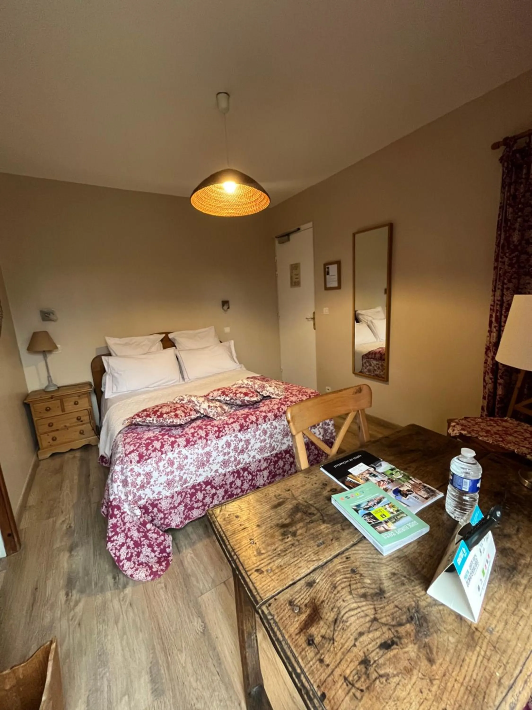 Bedroom in Logis Hôtel De La Chapelle
