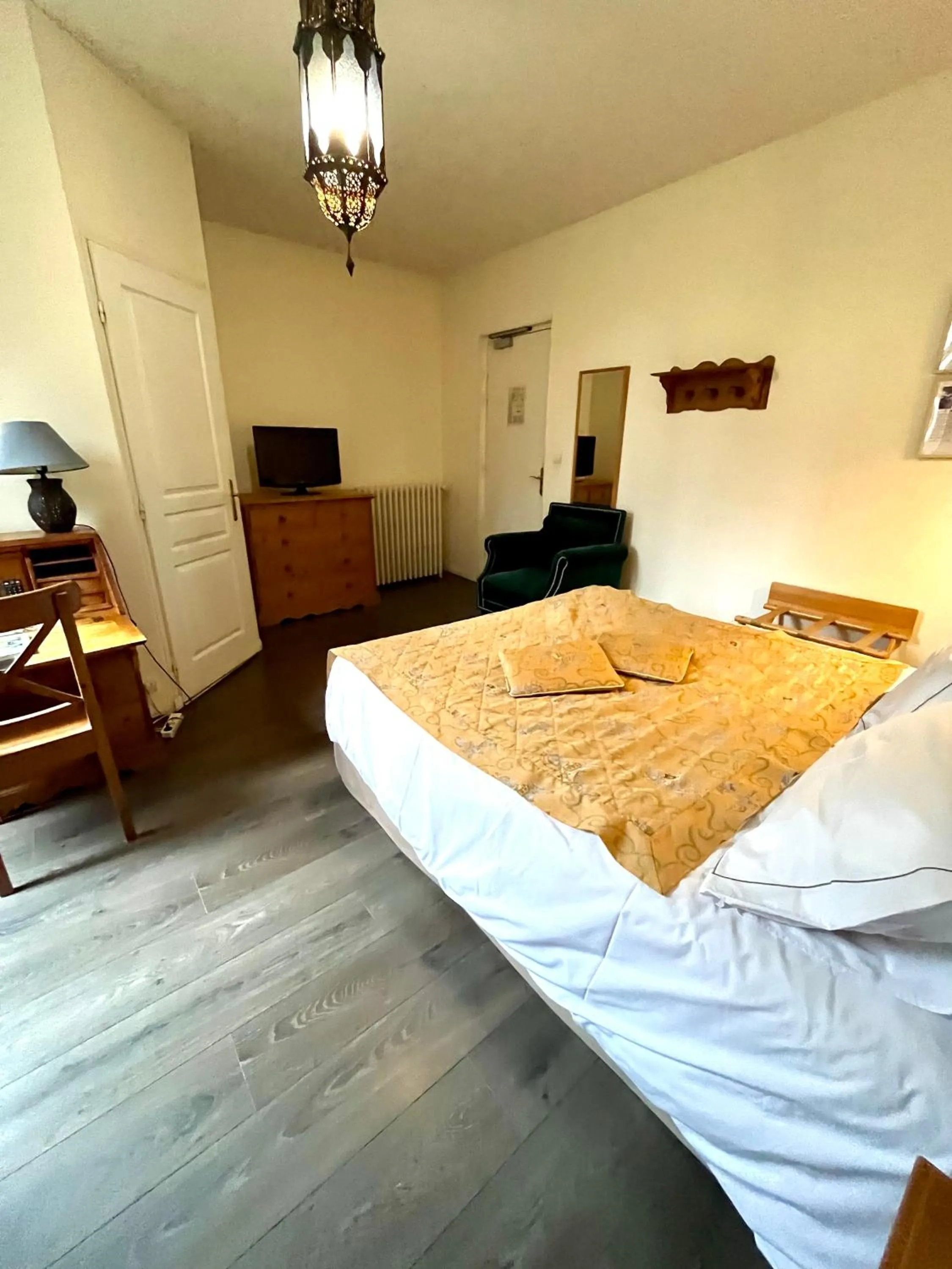 Photo of the whole room in Logis Hôtel De La Chapelle