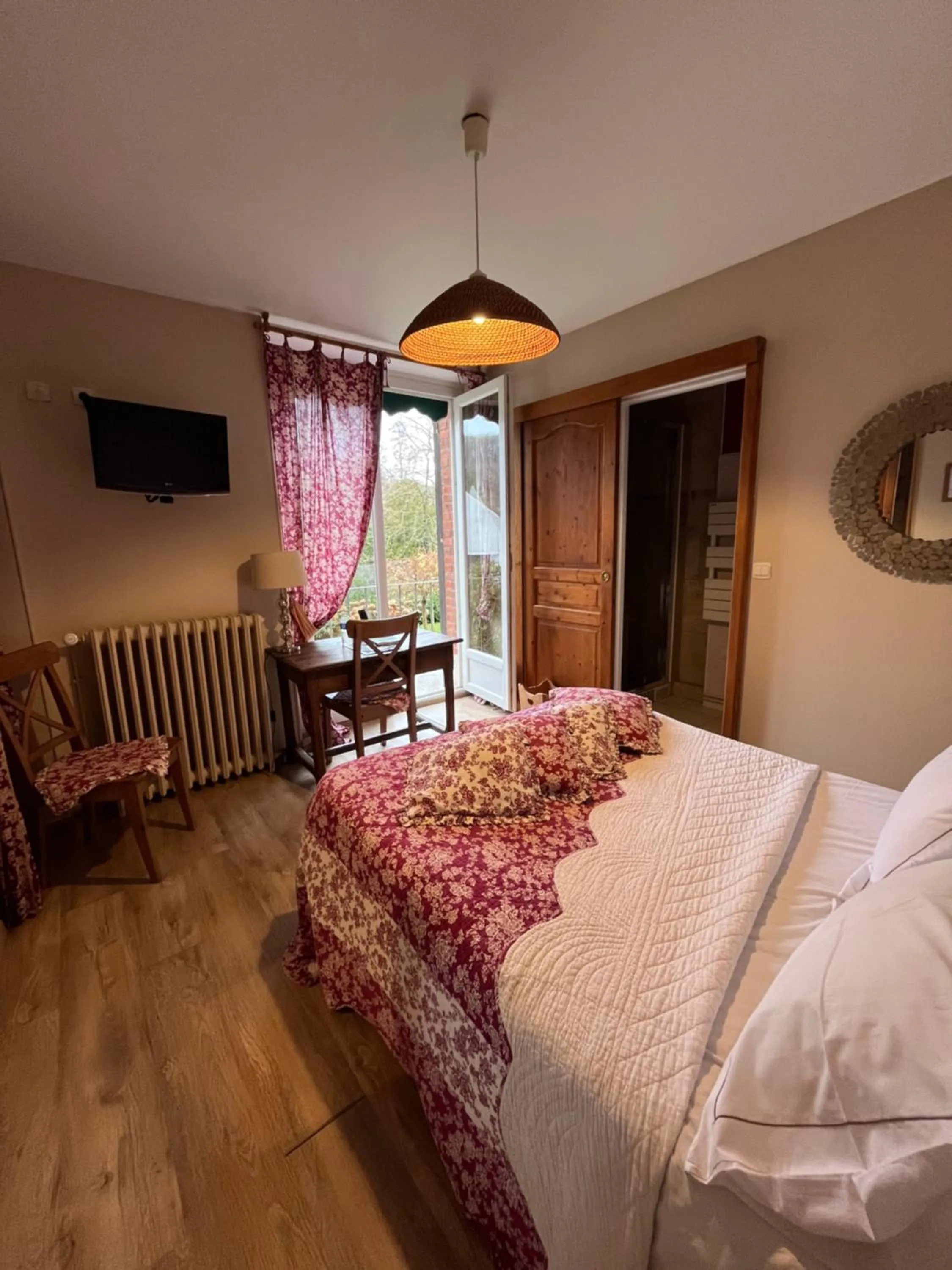 Photo of the whole room in Logis Hôtel De La Chapelle