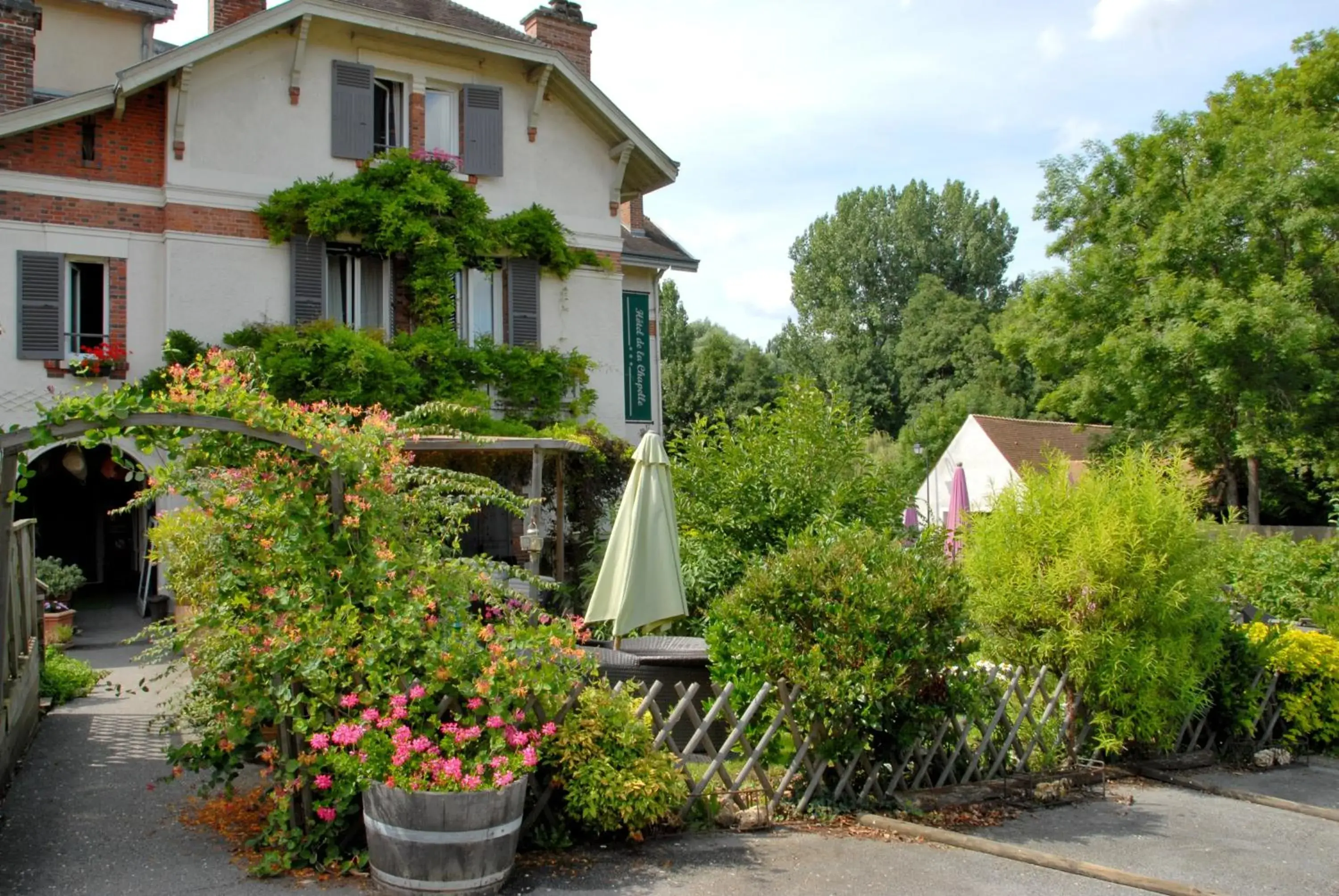 Property Building in Hôtel De La Chapelle