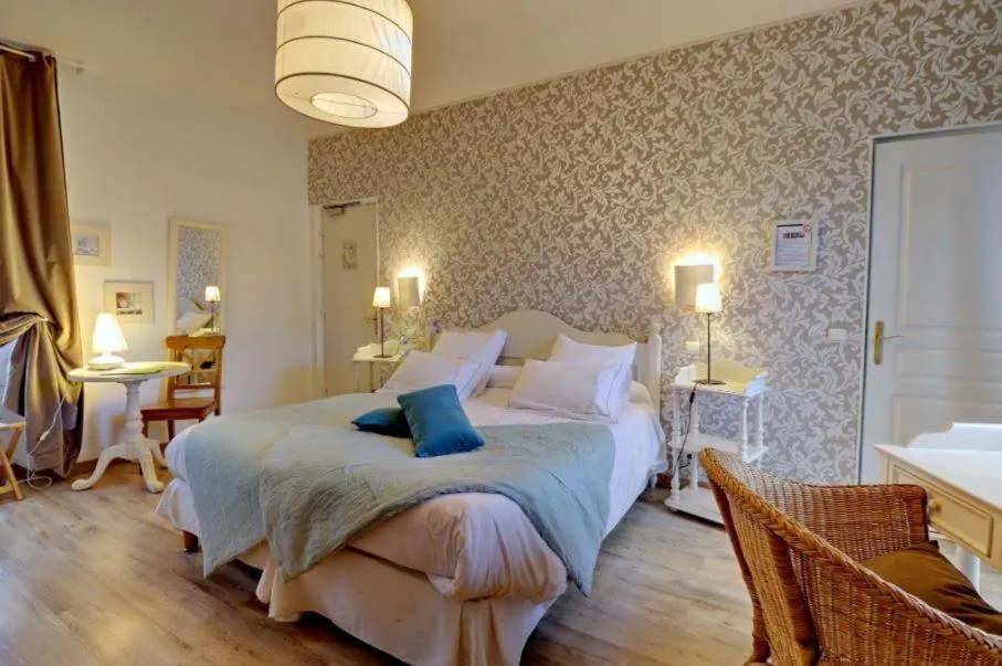 Bed in Logis Hôtel De La Chapelle