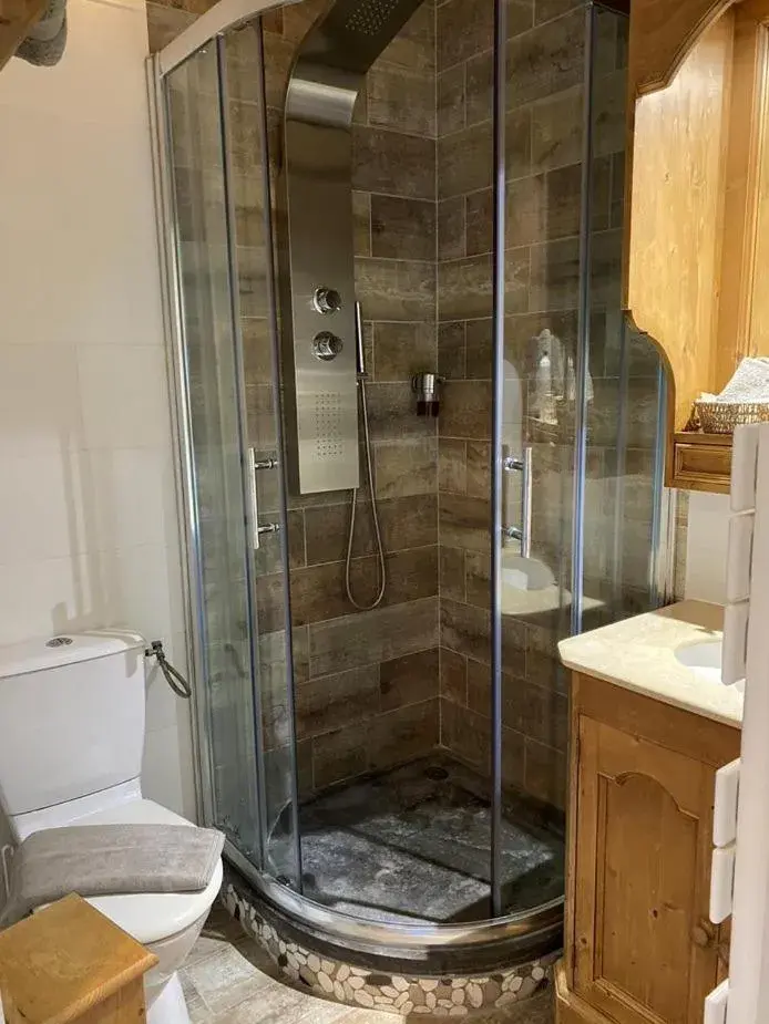 Bathroom in Hôtel De La Chapelle