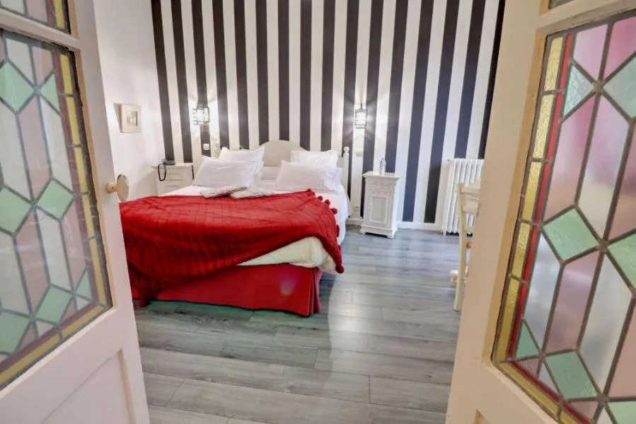 Bed in Logis Hôtel De La Chapelle