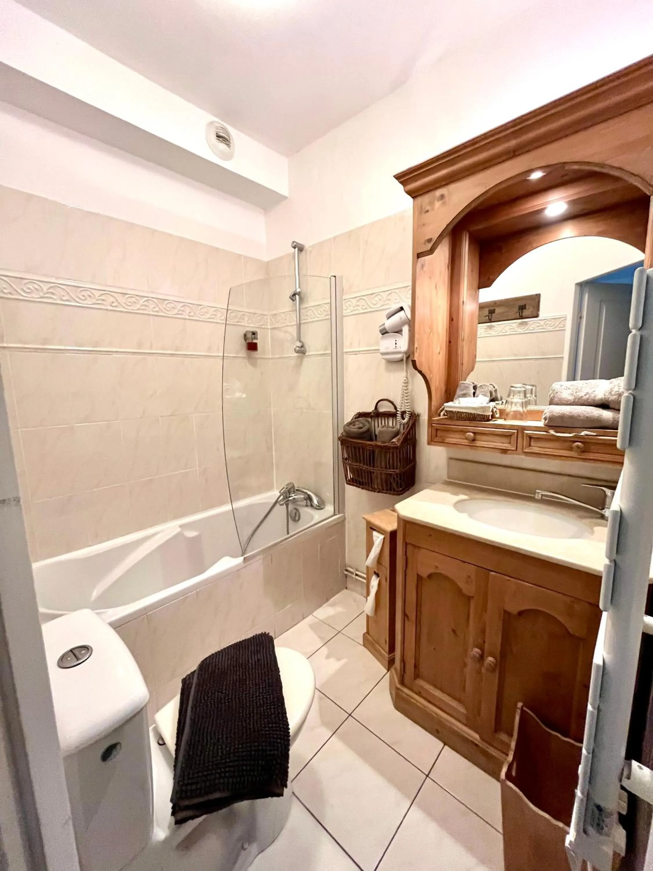 Bathroom in Logis Hôtel De La Chapelle