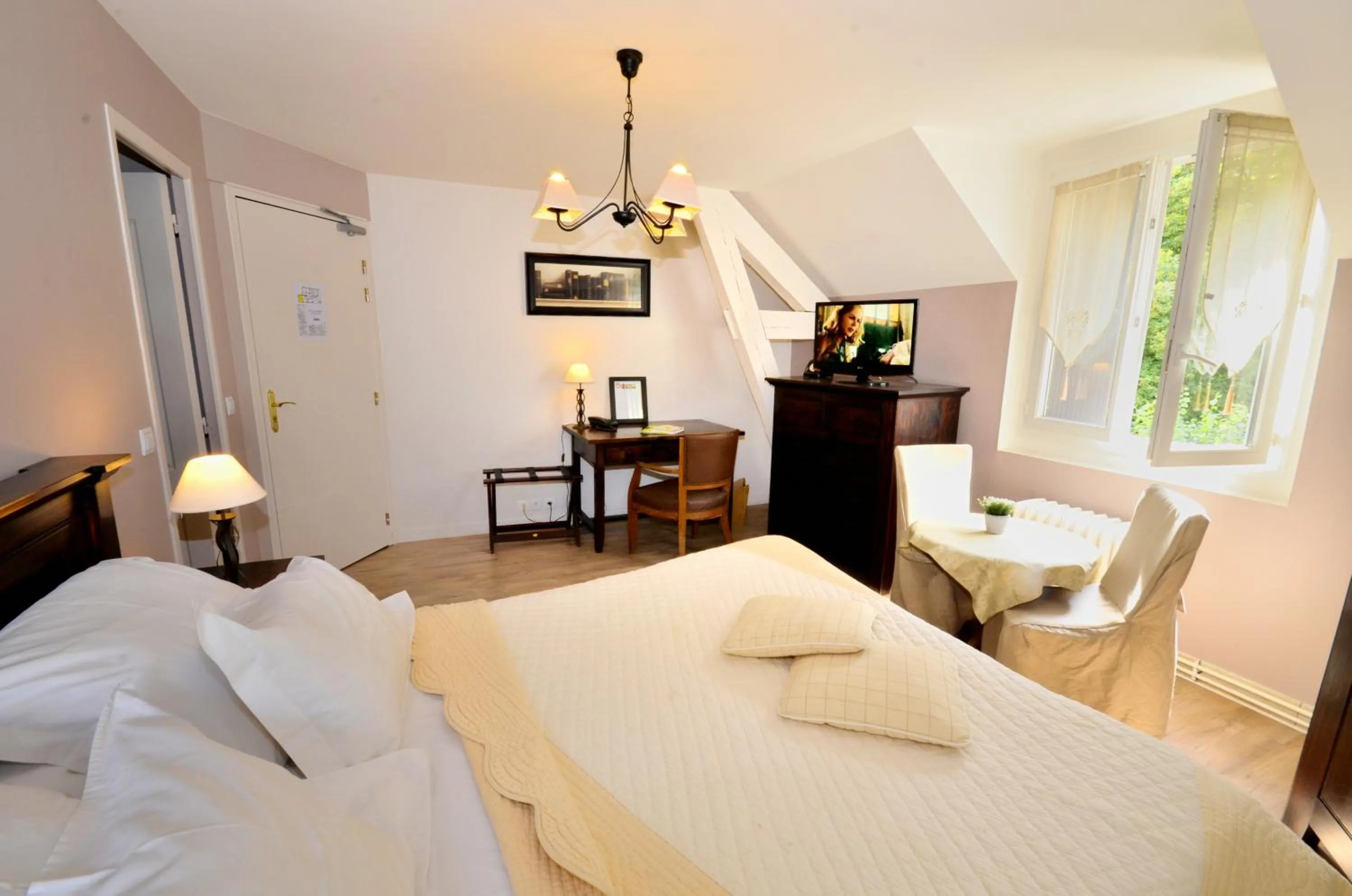 Bed in Logis Hôtel De La Chapelle