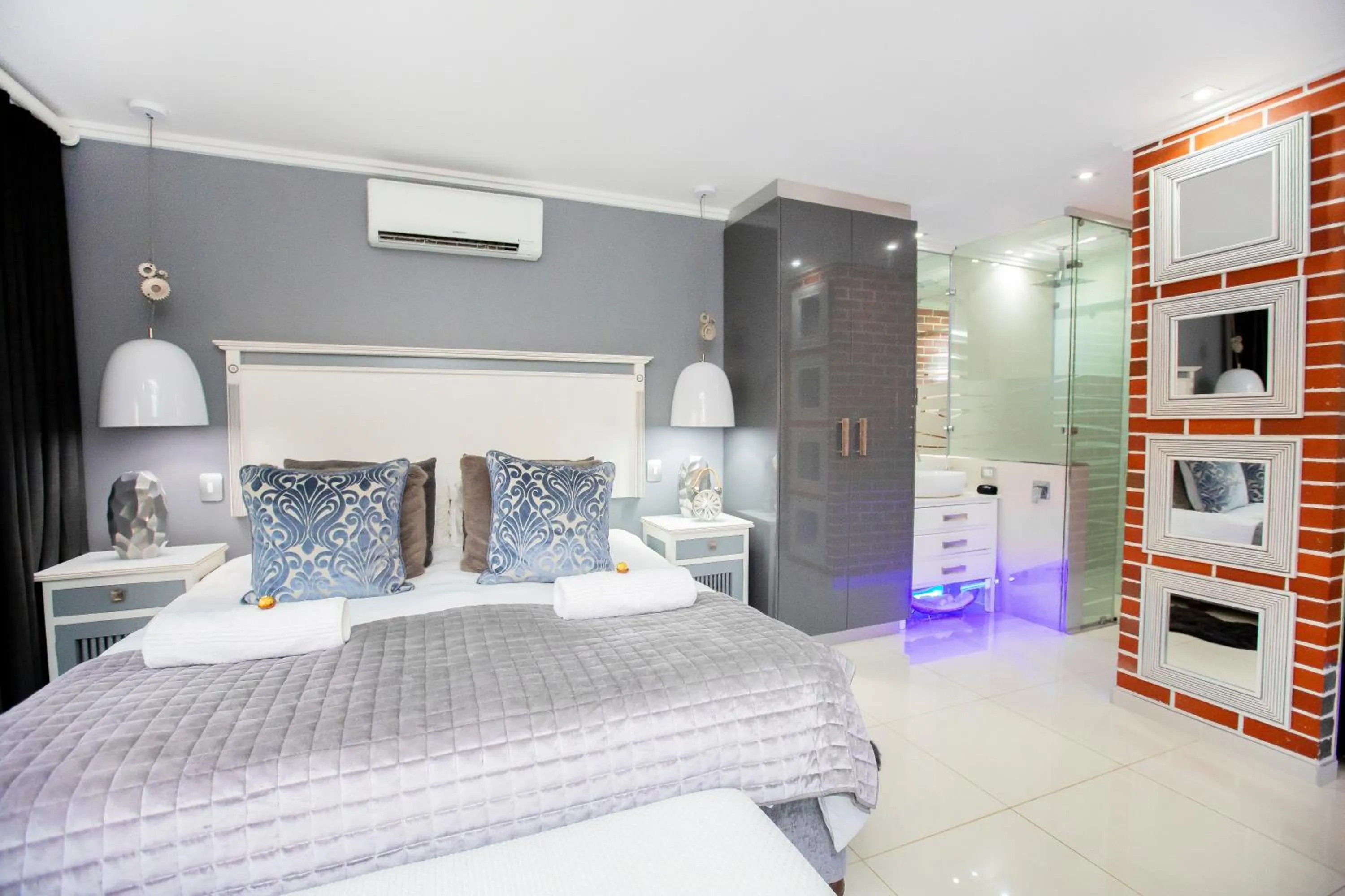 Photo of the whole room in Wilderness Waters Boutique Suites - Adults Only