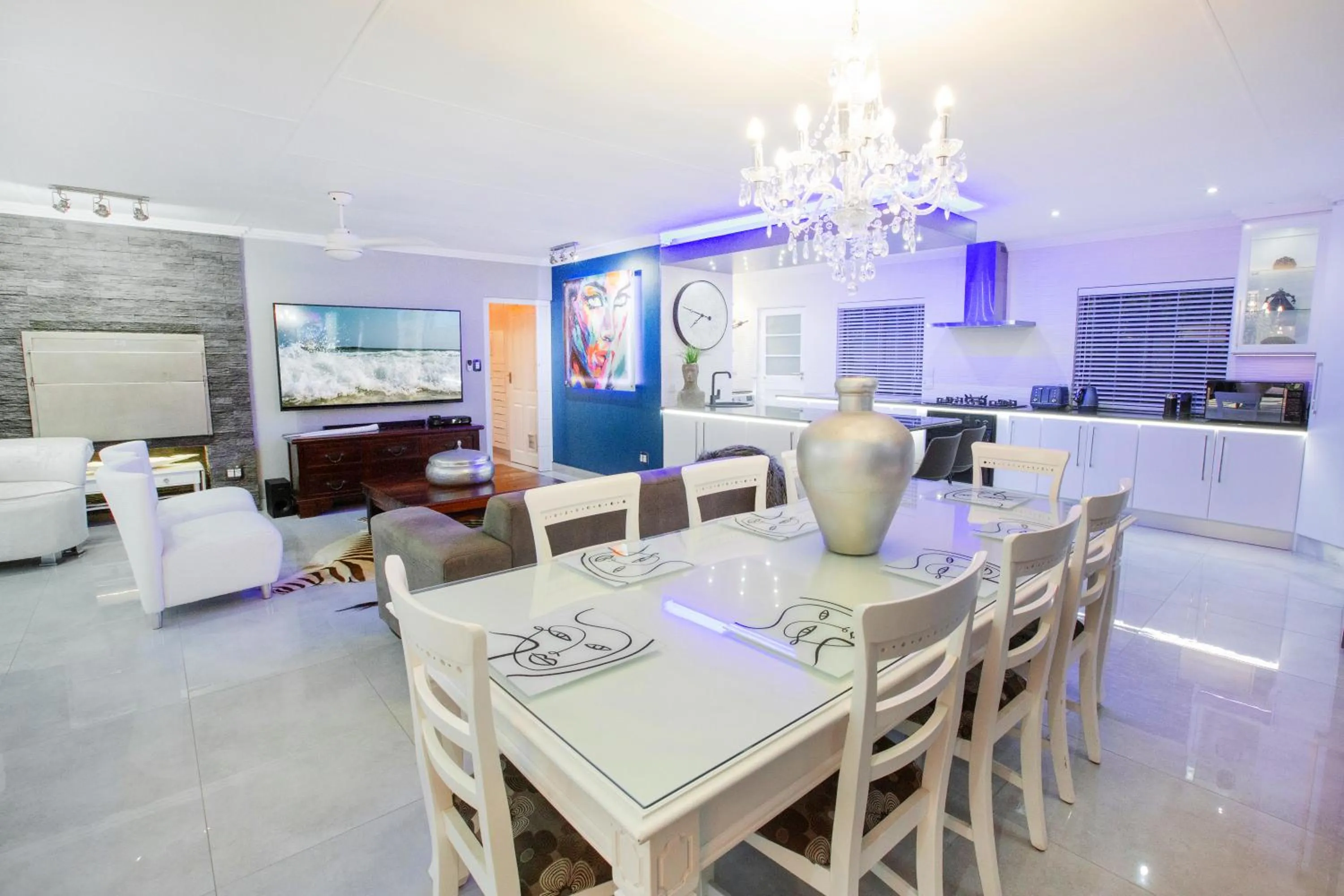 TV and multimedia in Wilderness Waters Boutique Suites - Adults Only