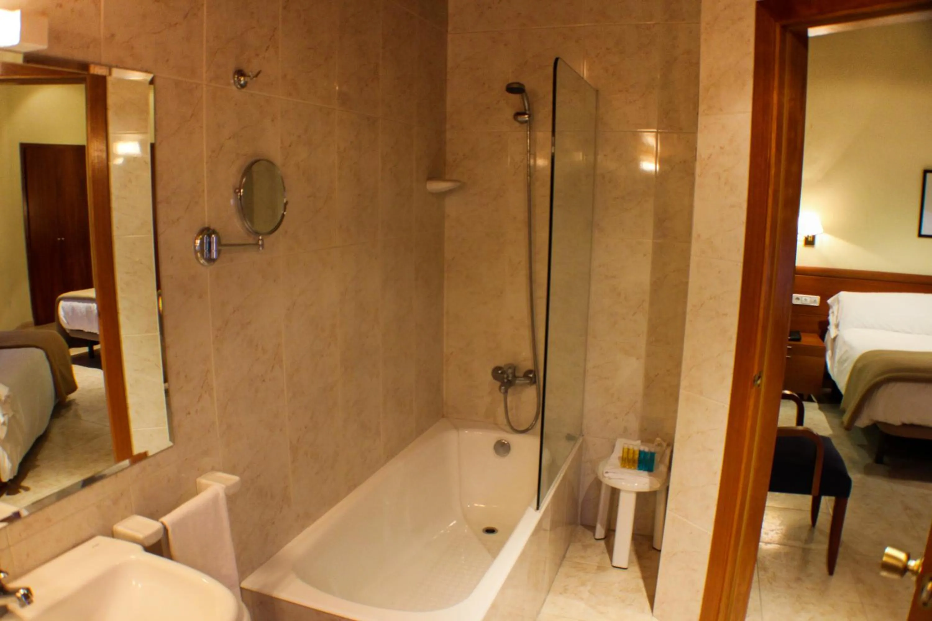 Shower in Evenia Oros