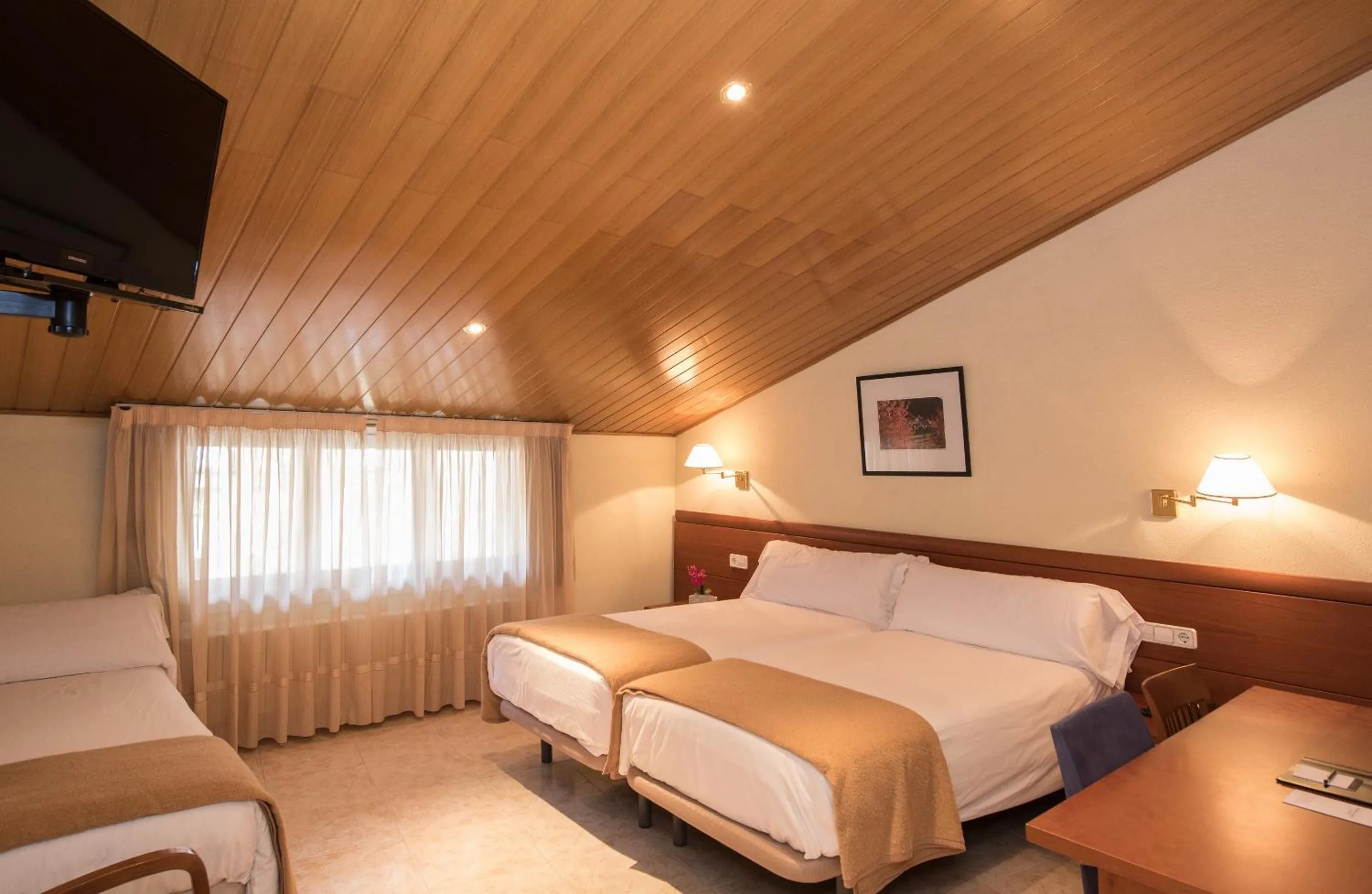 Photo of the whole room, Bed in Evenia Oros