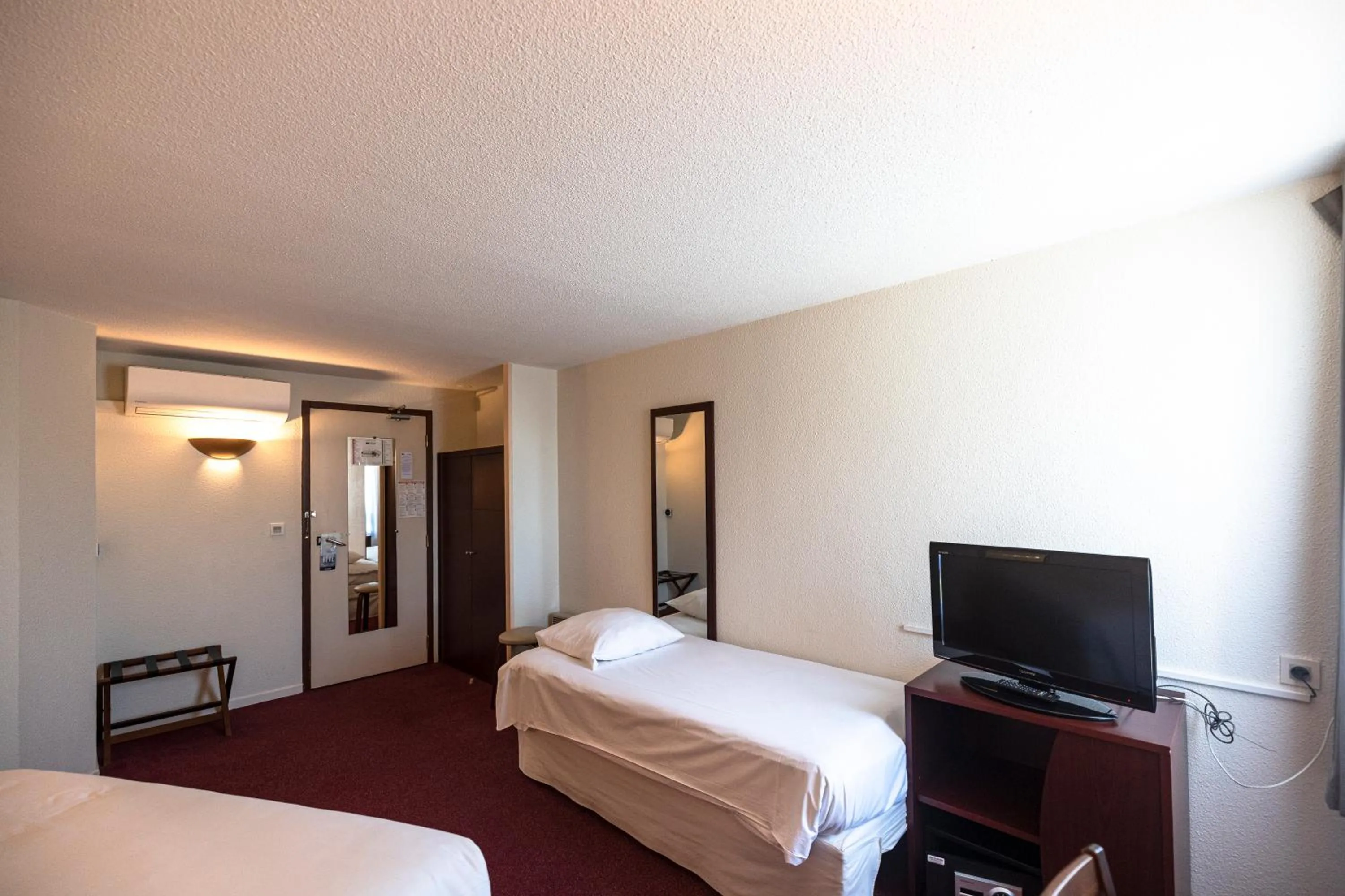 Bedroom, Bed in Kyriad Chateauroux