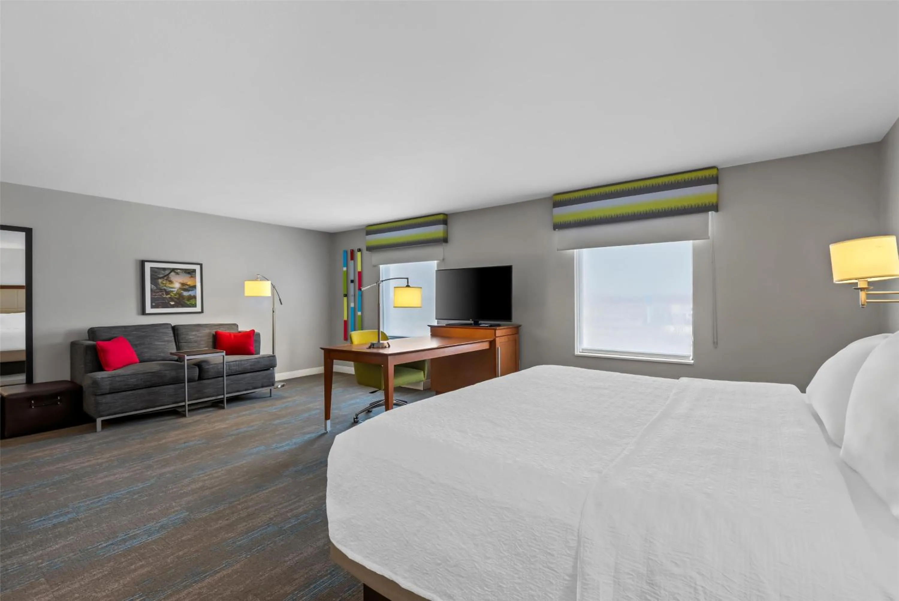 Living room, Bed in Hampton Inn Fond du Lac