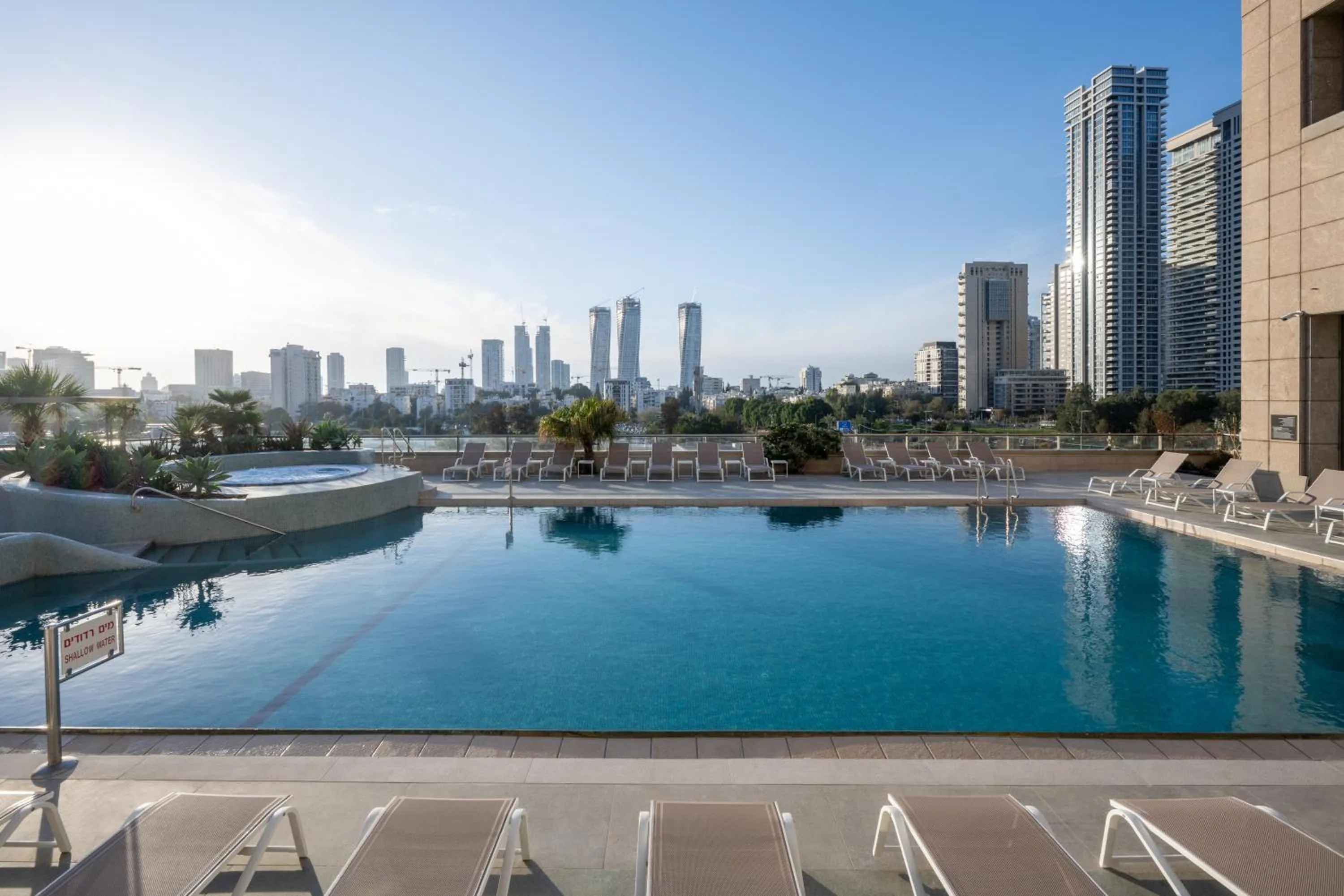 Swimming pool in Leonardo Plaza City Tower Tel Aviv