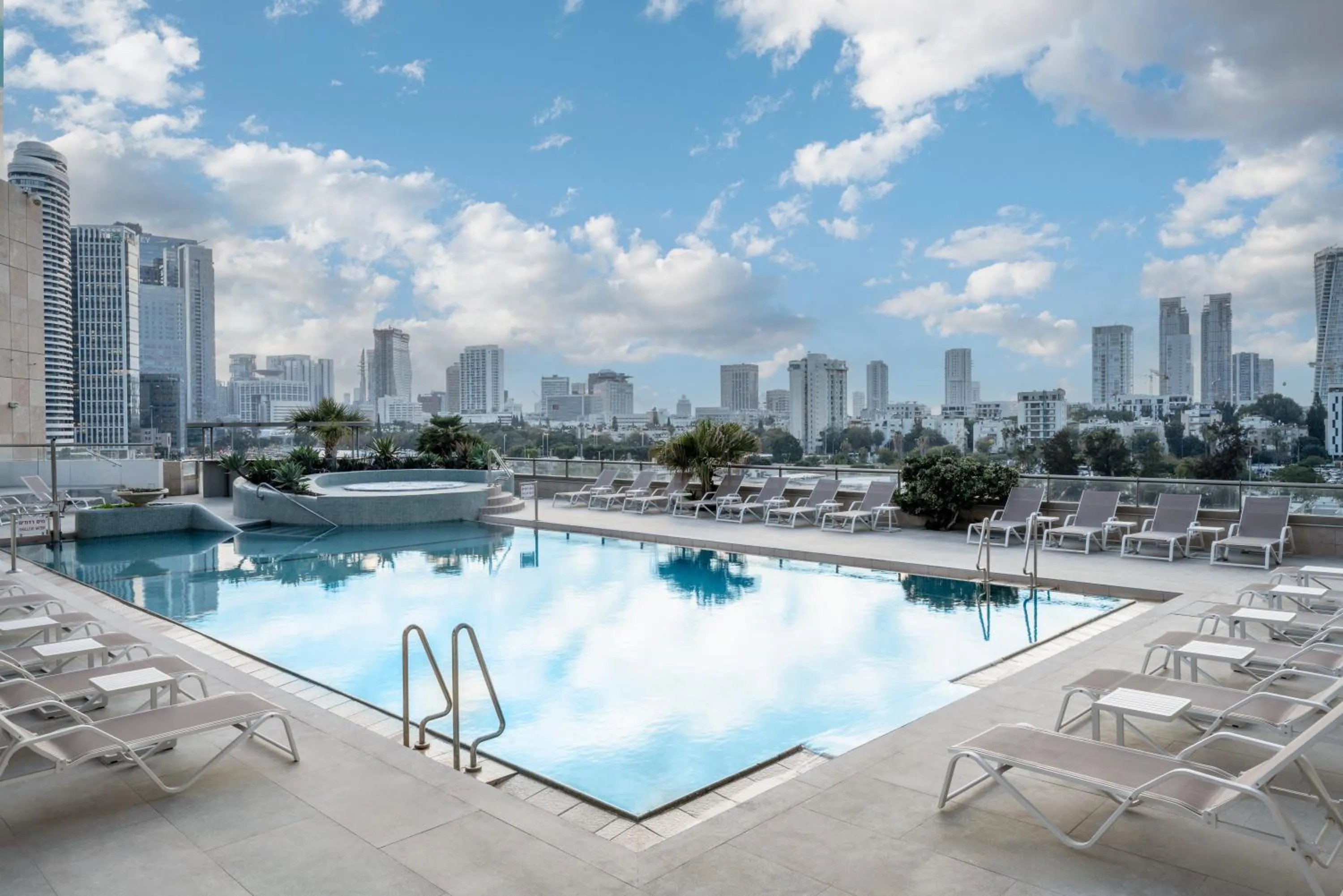Swimming pool in Leonardo Plaza City Tower Tel Aviv