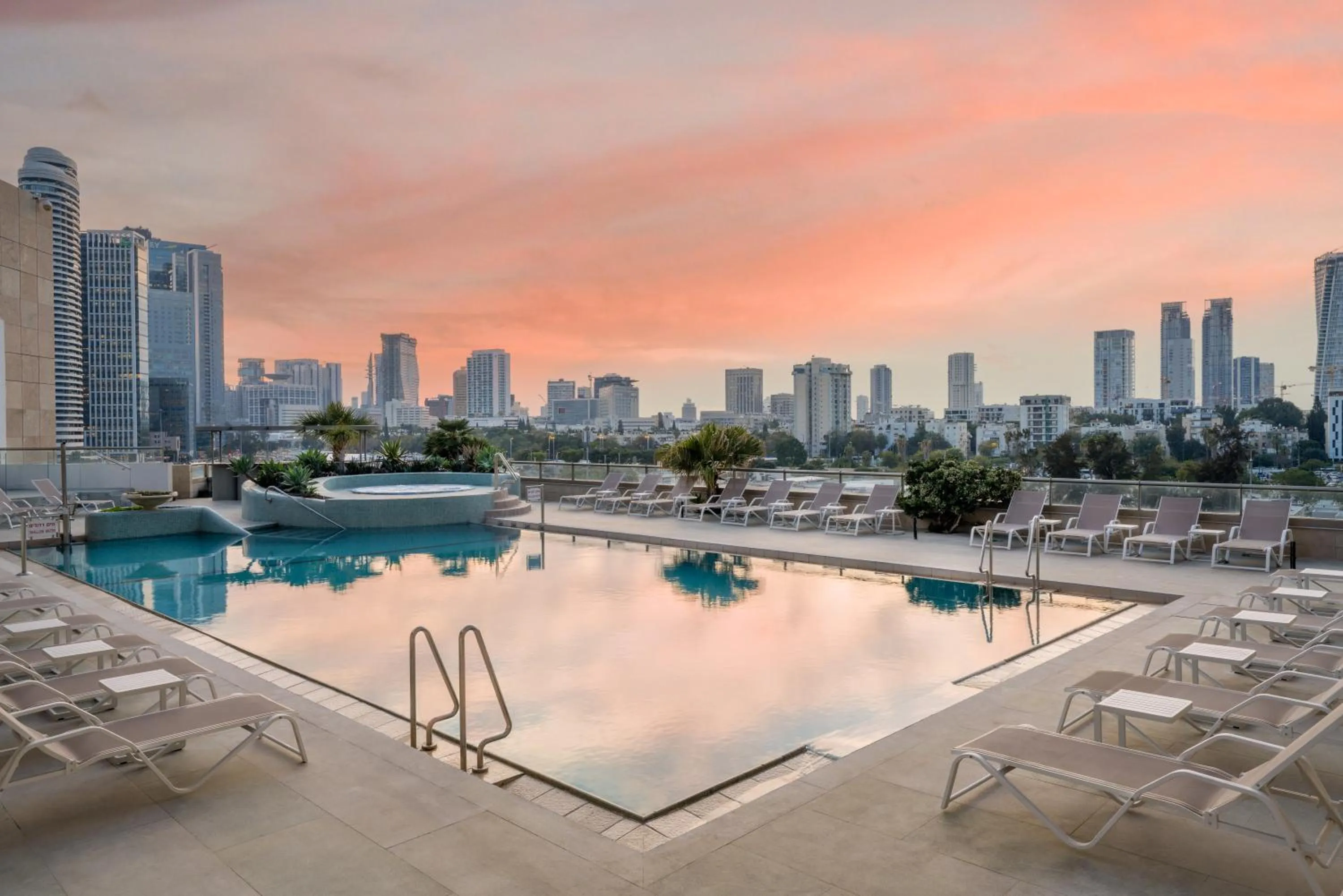 Swimming pool in Leonardo Plaza City Tower Tel Aviv