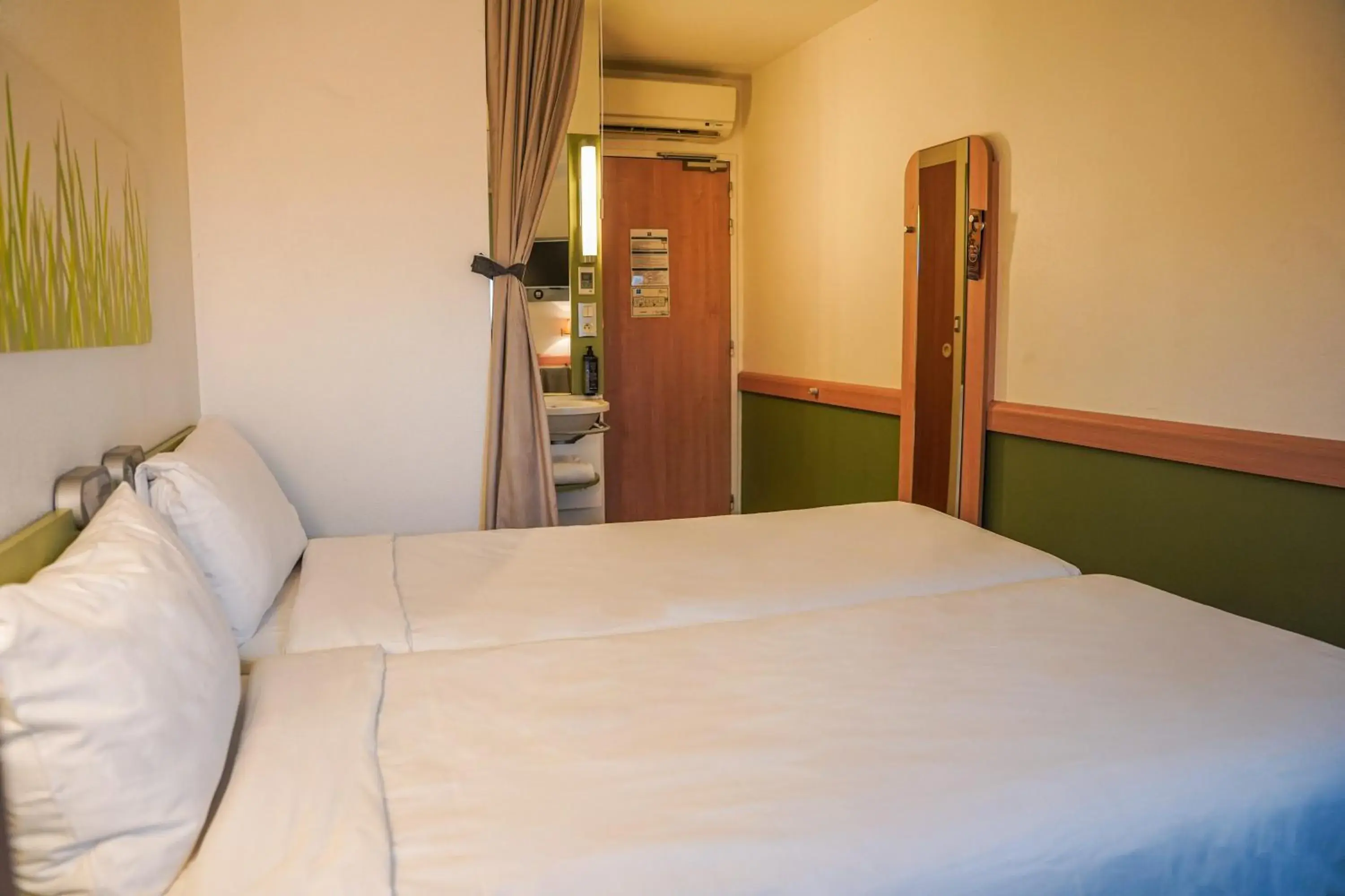 Bedroom, Bed in Ibis Budget Bayeux Bedroom, Bed in Ibis Budget Bayeux