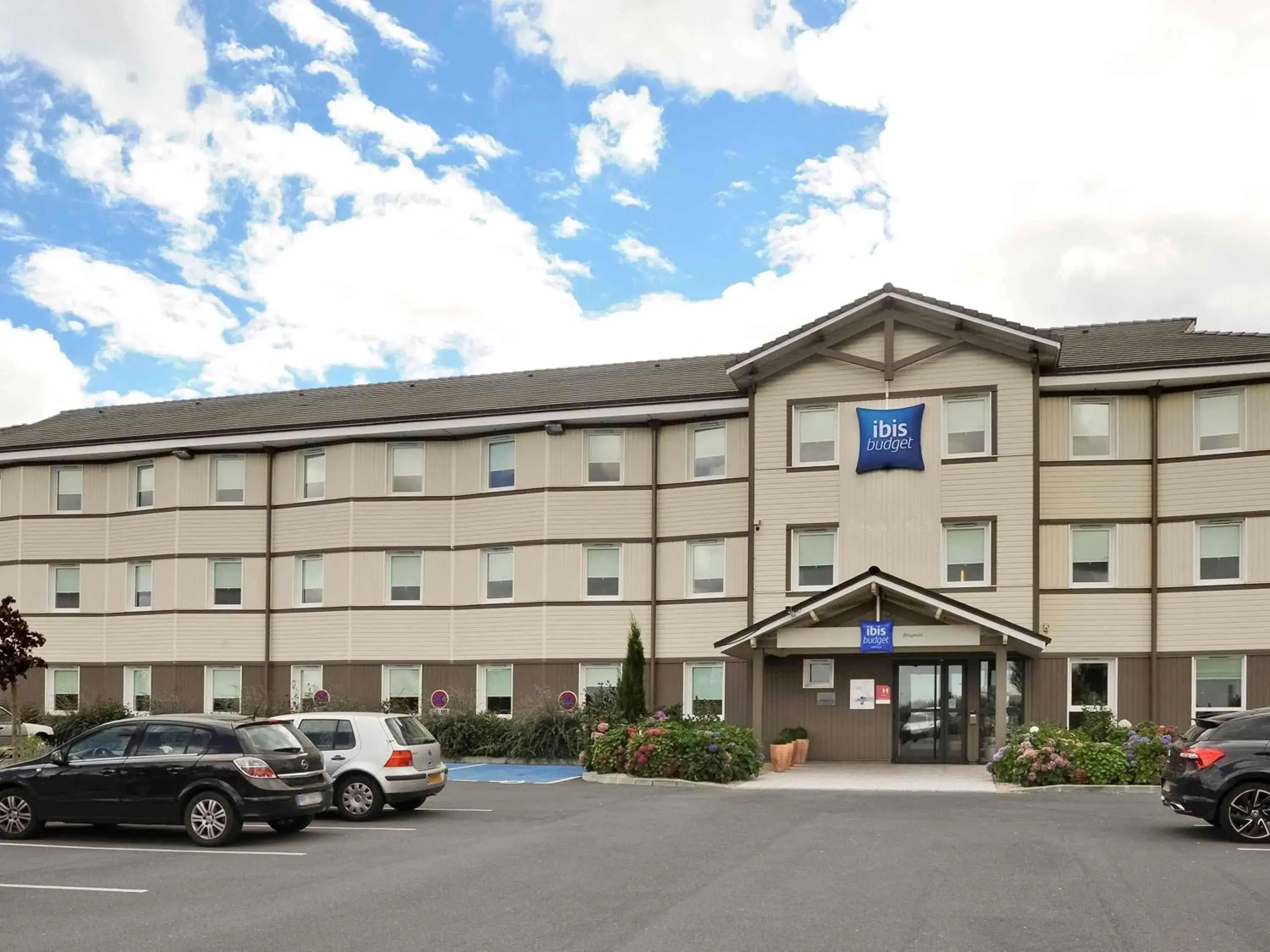 Property building in Ibis Budget Bayeux Property building in Ibis Budget Bayeux