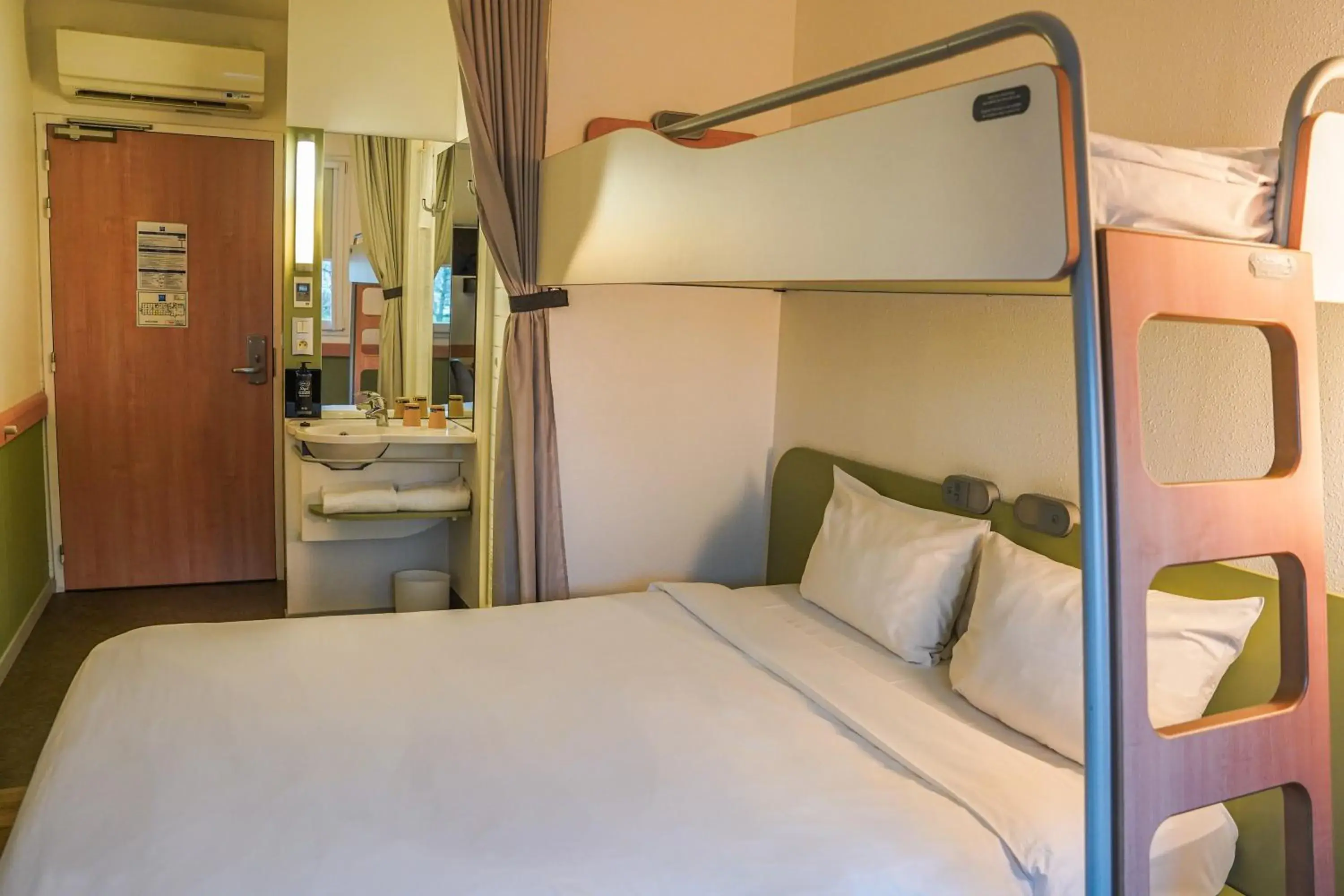 Bedroom, Bed in Ibis Budget Bayeux Bedroom, Bed in Ibis Budget Bayeux