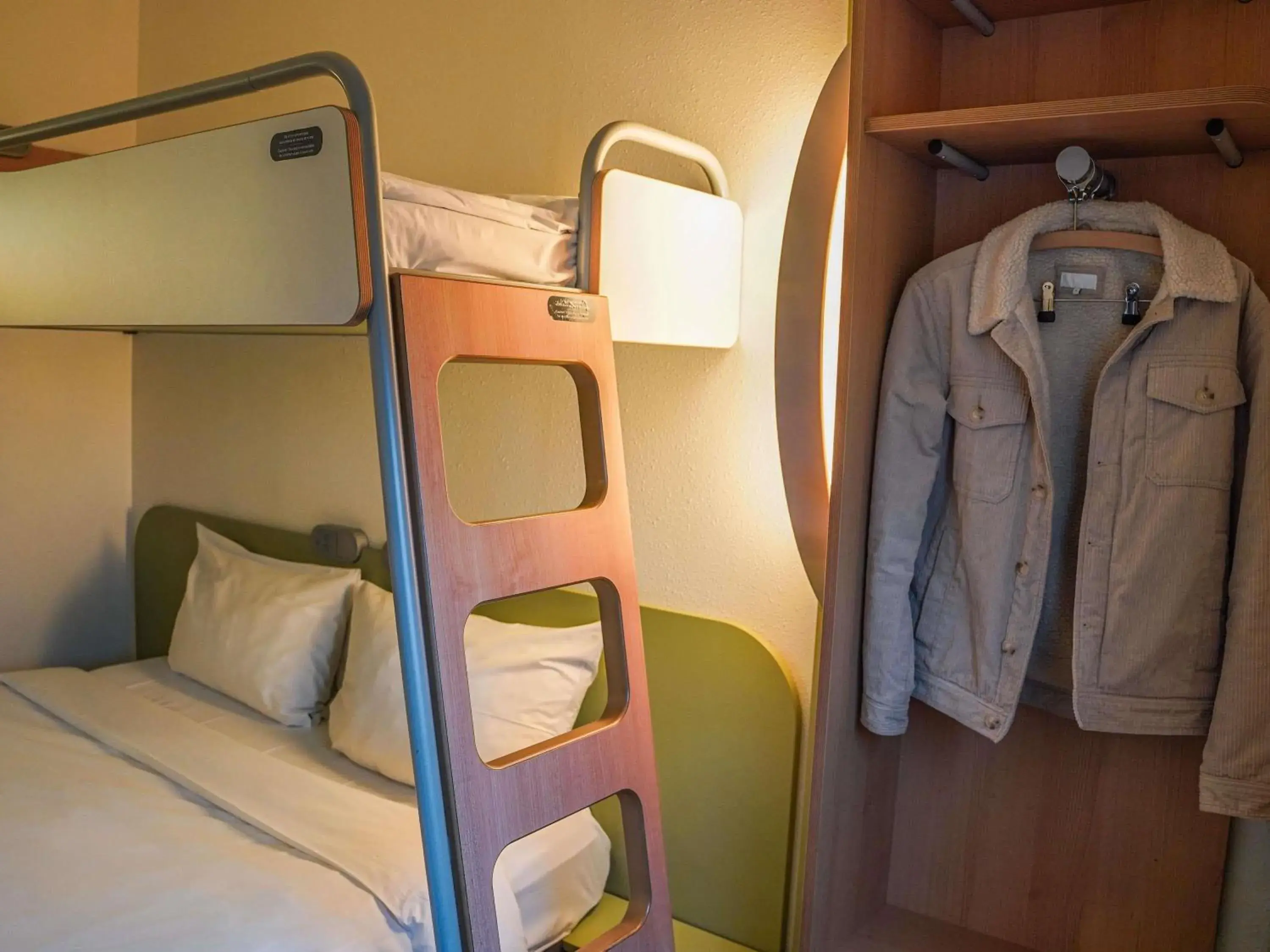 Double Room with Bunk Bed in Ibis Budget Bayeux Double Room with Bunk Bed in Ibis Budget Bayeux