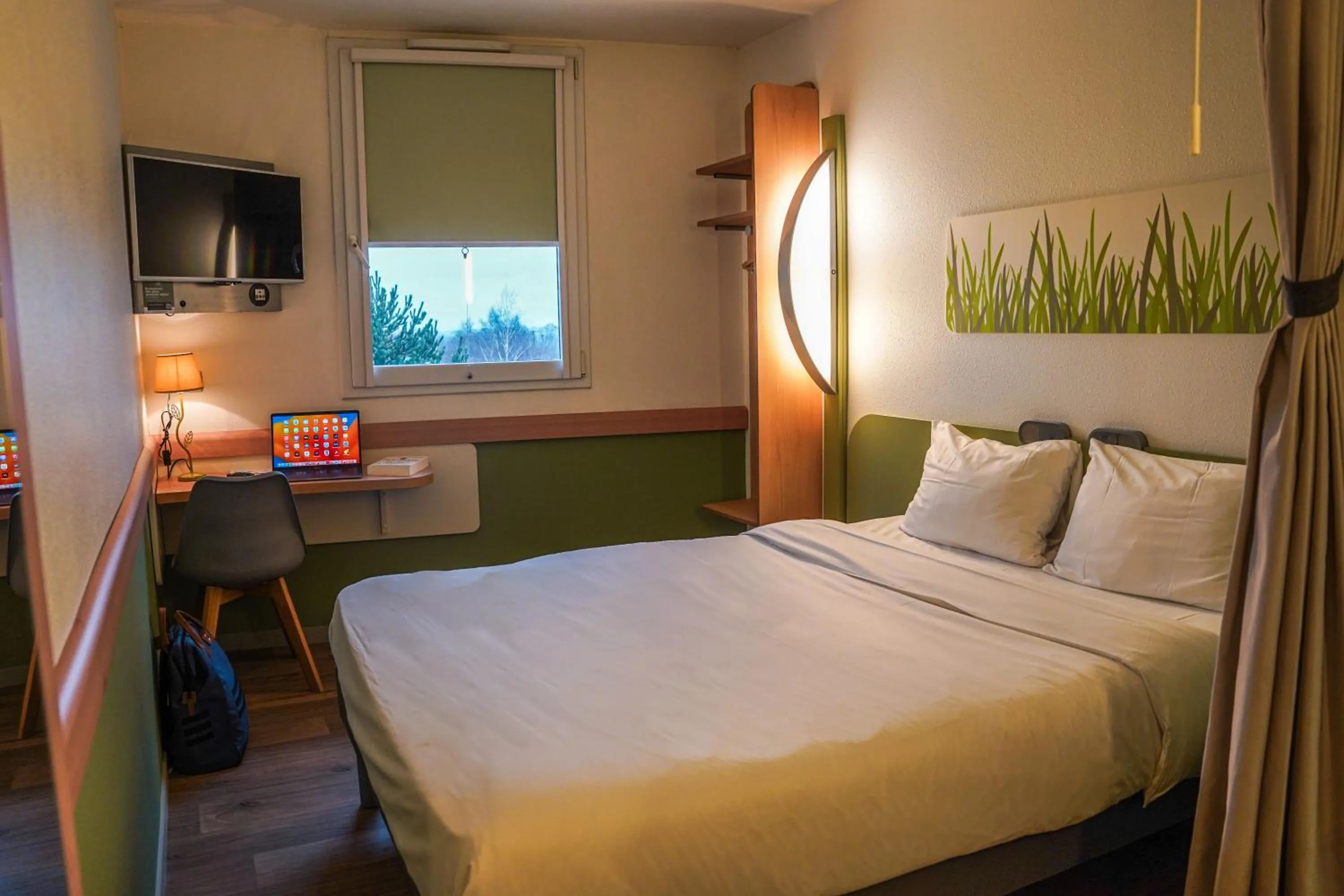 Bedroom, Bed in Ibis Budget Bayeux