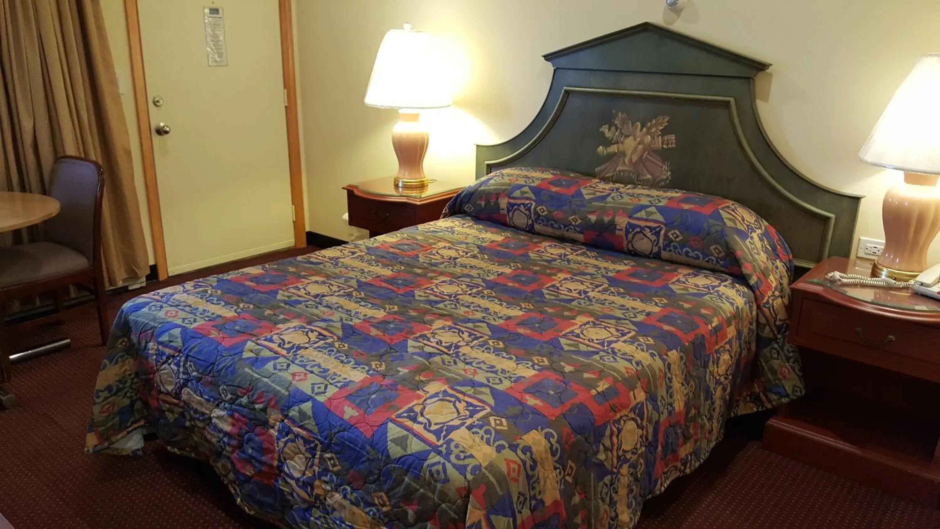 Queen Room in Atlantic Motel Queen Room in Atlantic Motel