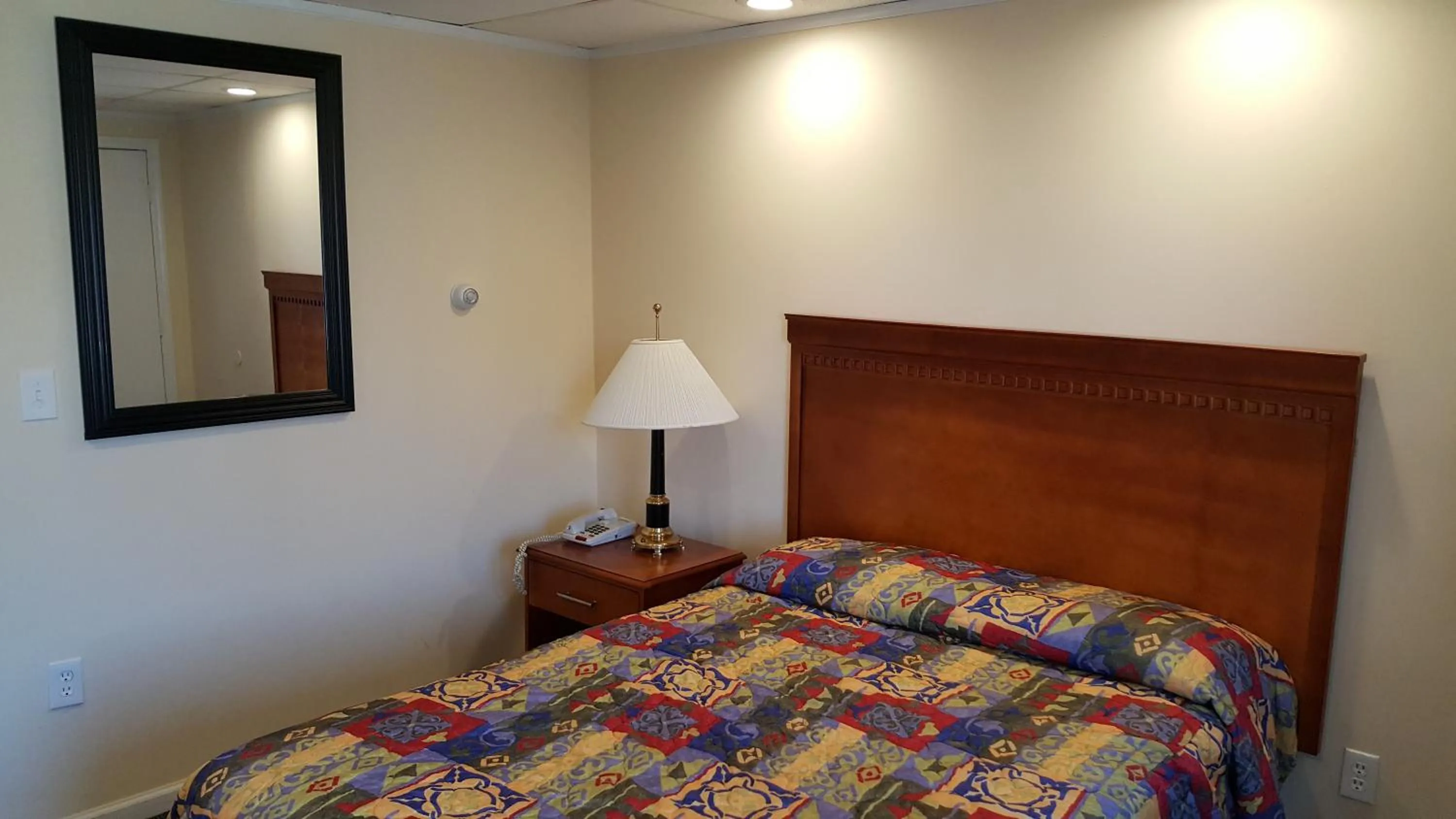 Bedroom, Bed in Atlantic Motel