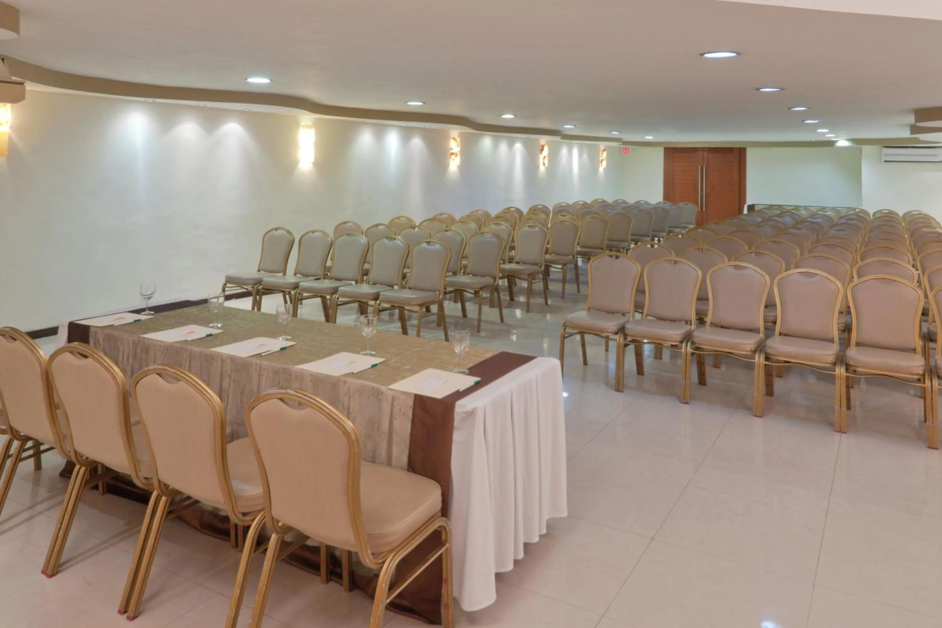 Business facilities in Continental Caribe Bay