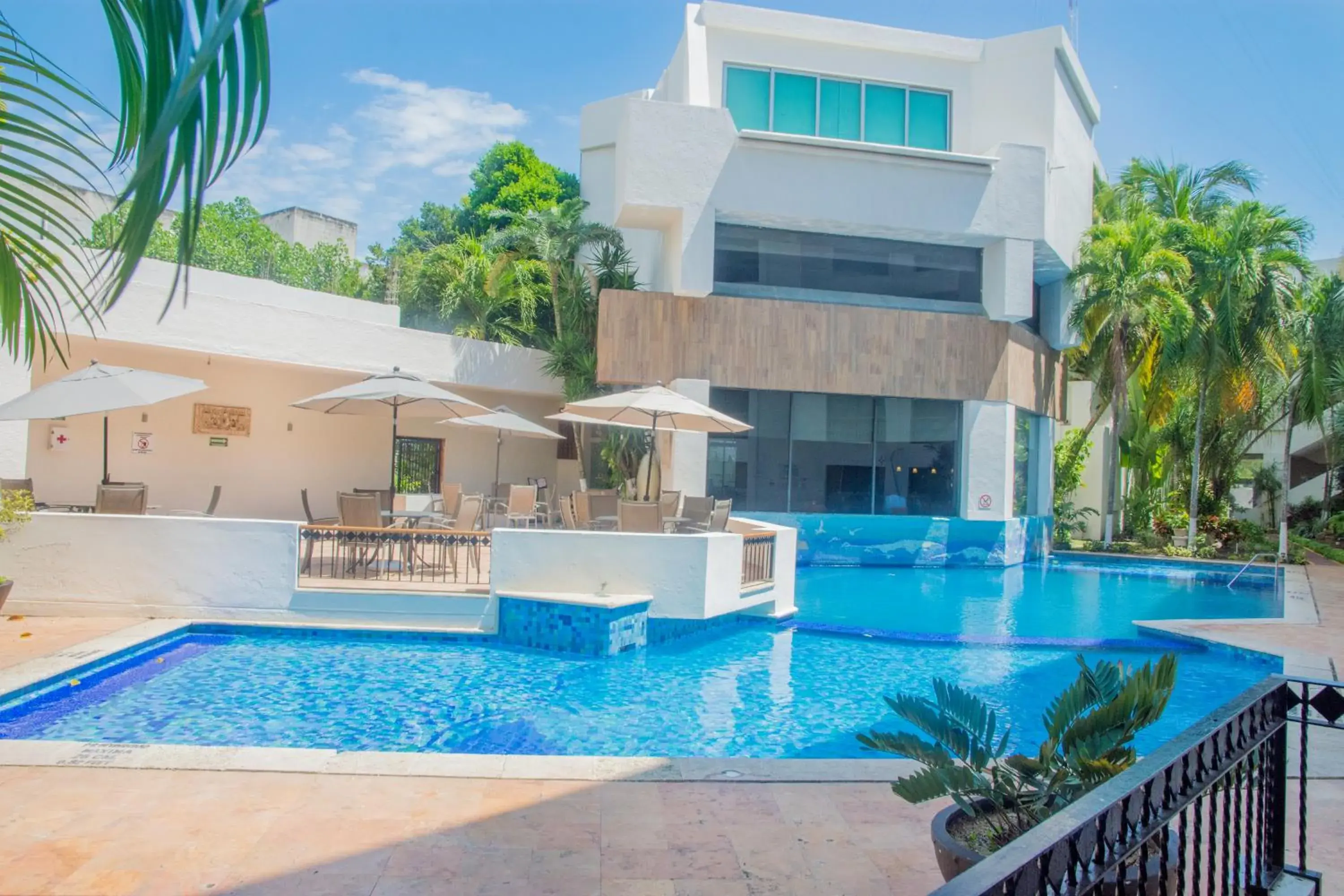 Property building in Continental Caribe Bay Property building in Continental Caribe Bay