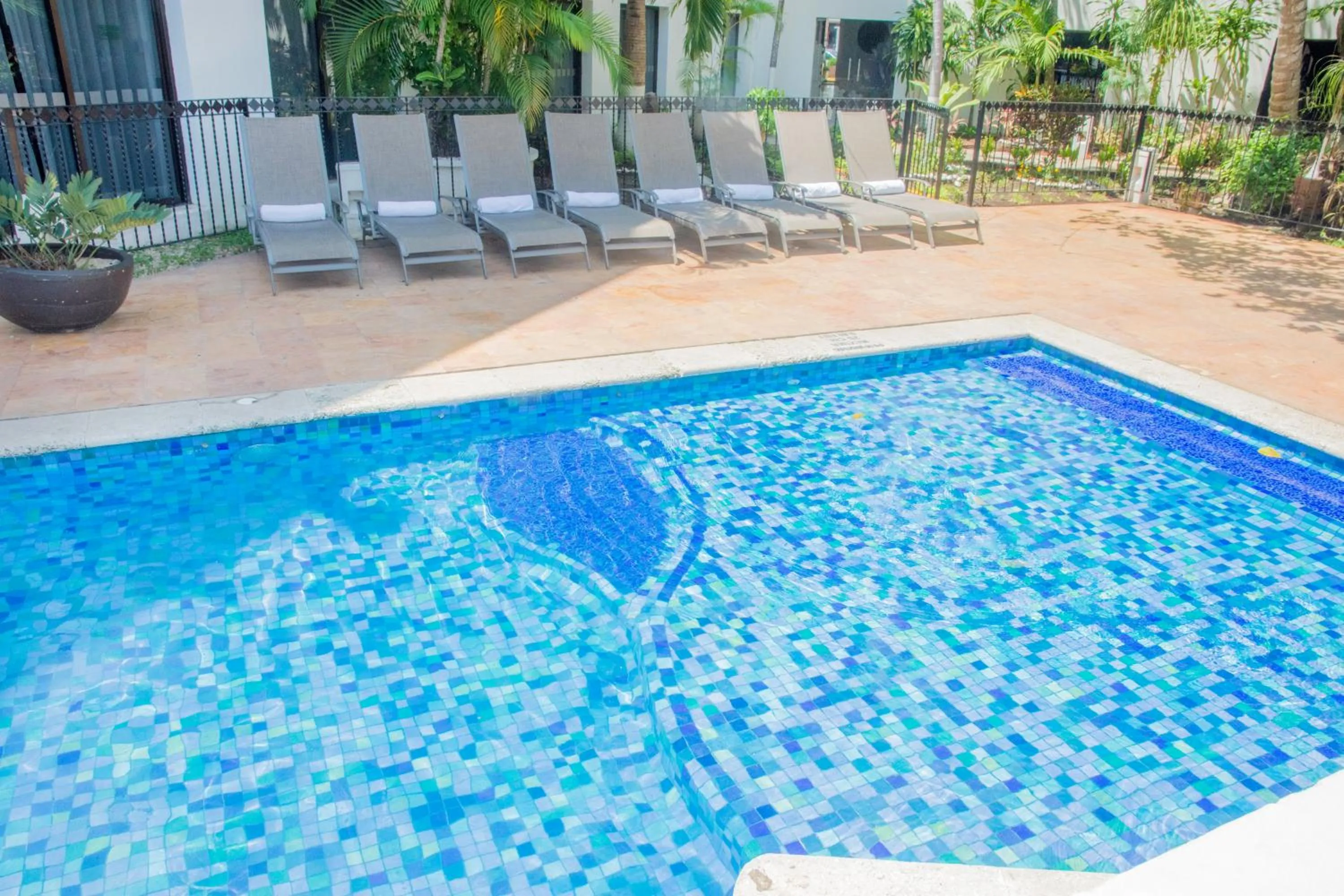 Pool view in Continental Caribe Bay