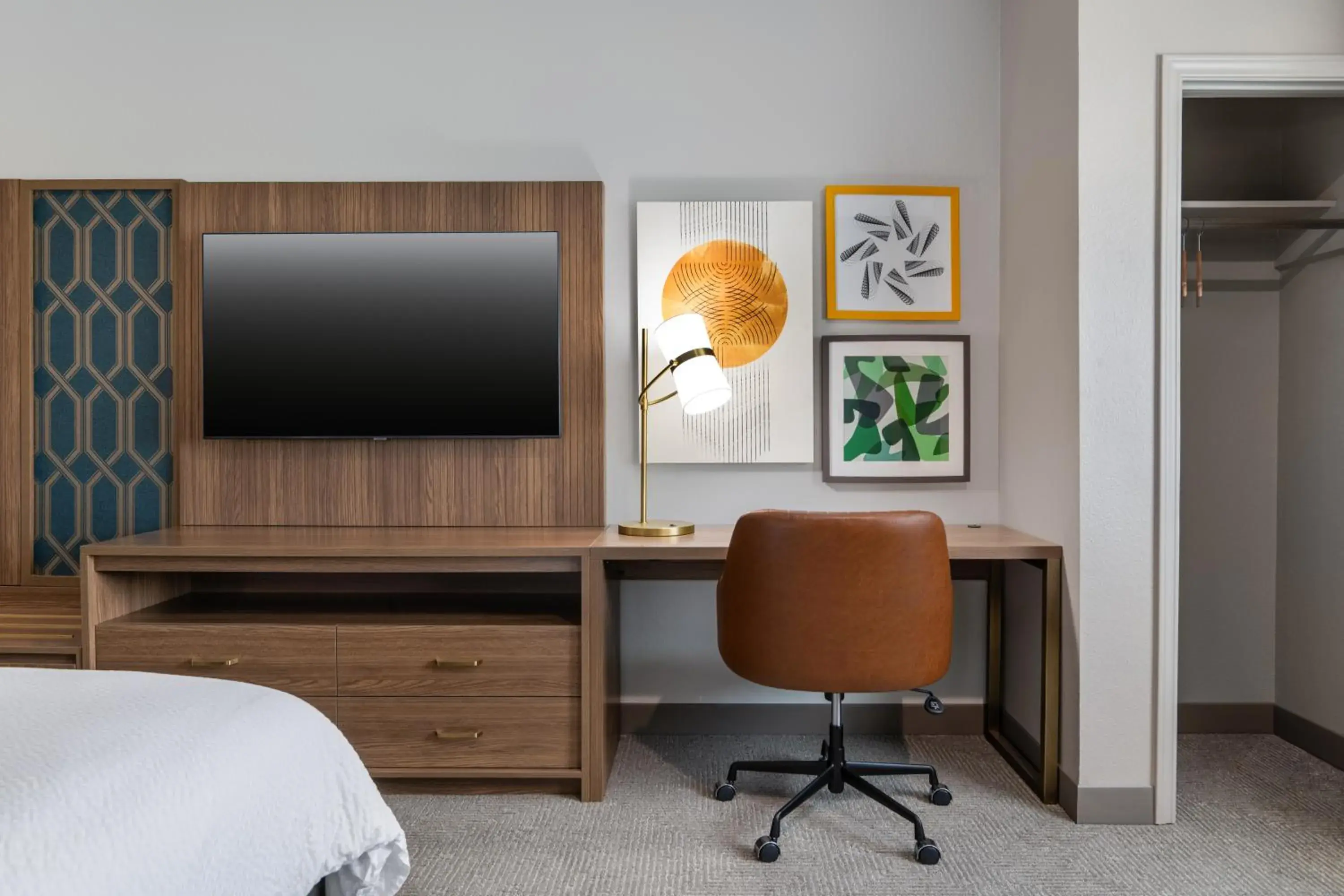 TV and multimedia, Bed in Holiday Inn Galveston Island by IHG TV and multimedia, Bed in Holiday Inn Galveston Island by IHG