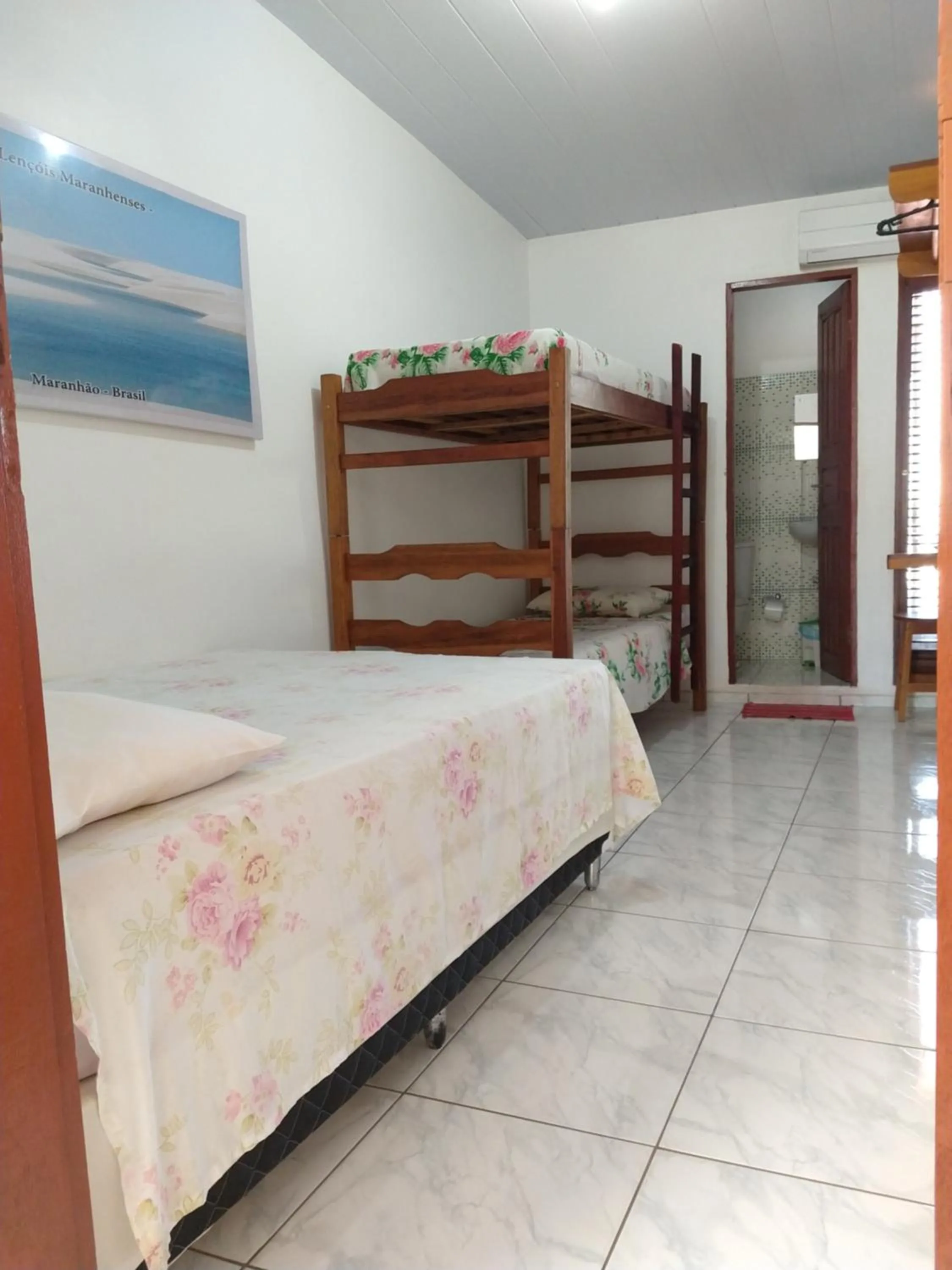 Photo of the whole room, Bed in Pousada Jatobá