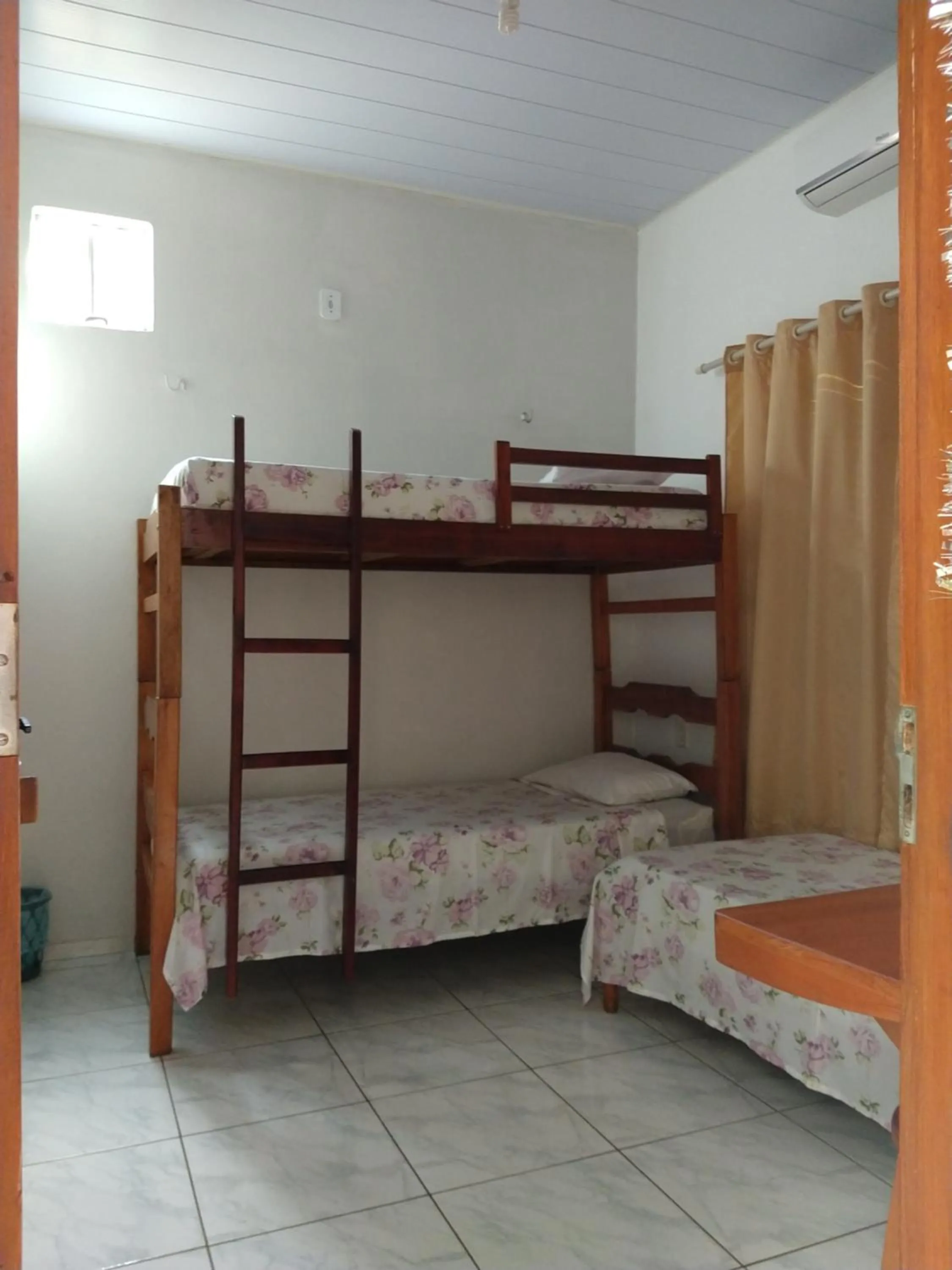 Photo of the whole room, Bed in Pousada Jatobá
