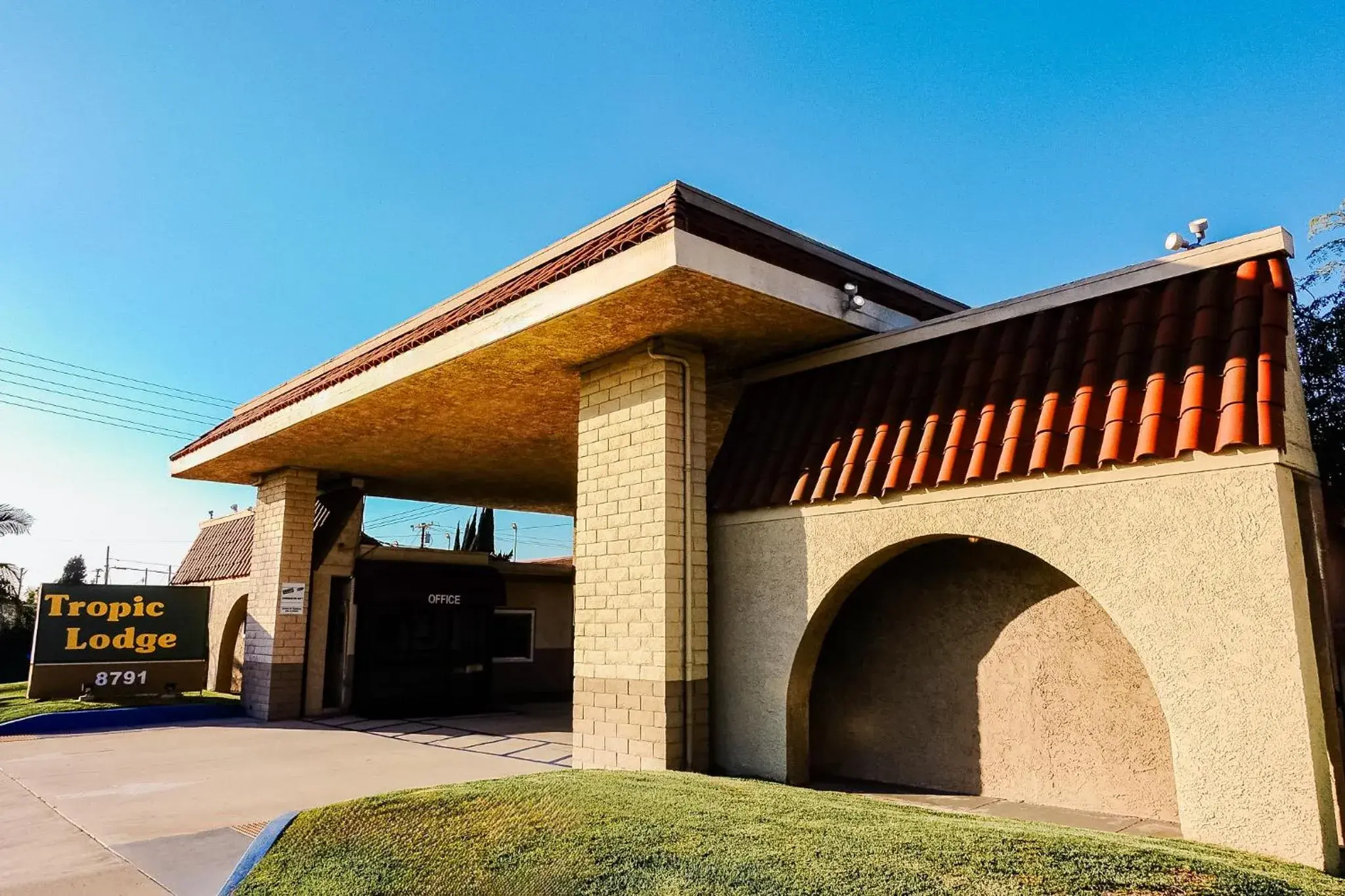 Property building in Tropic Lodge Property building in Tropic Lodge