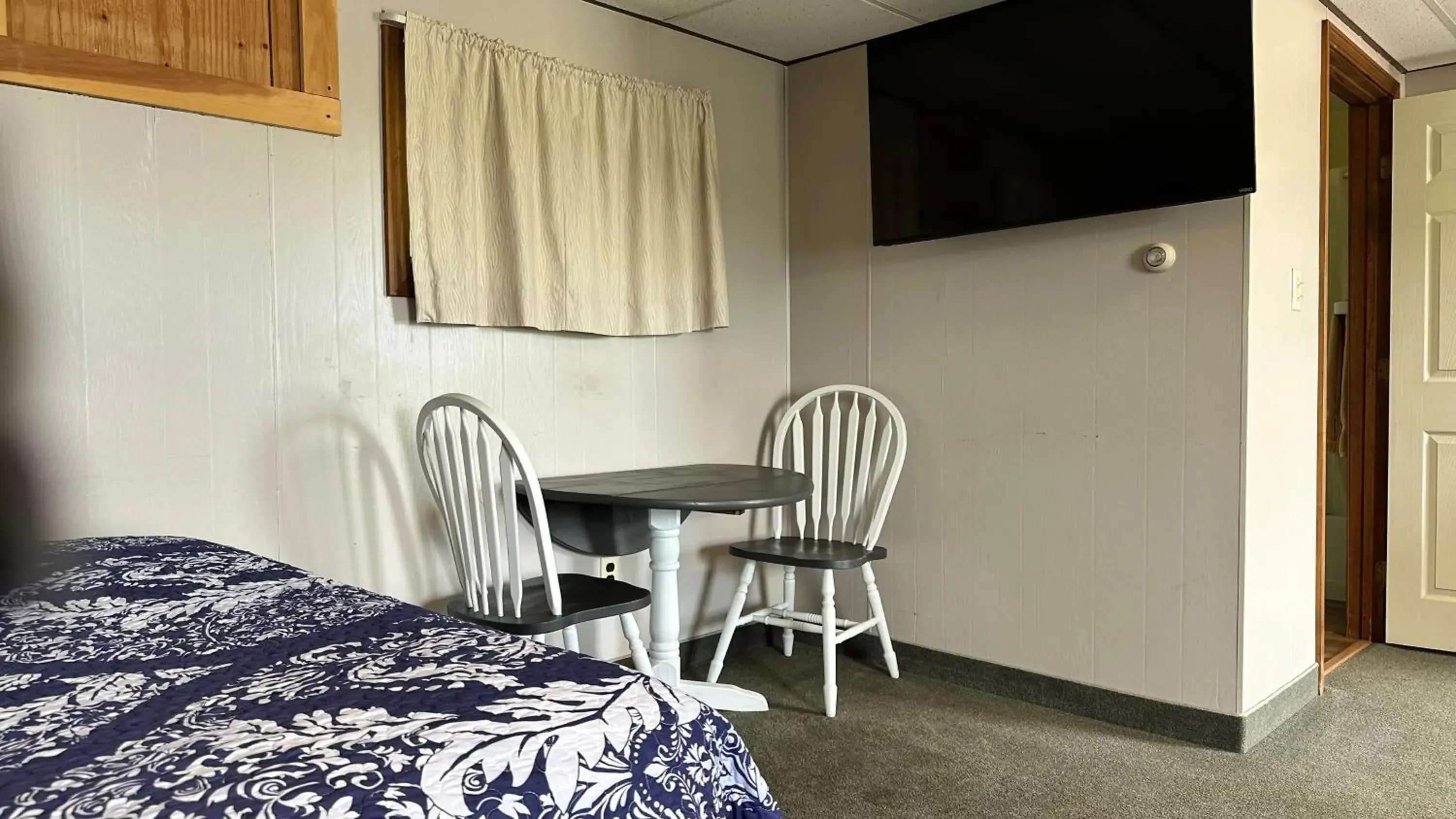 Bed in Mount Blue Motel Bed in Mount Blue Motel